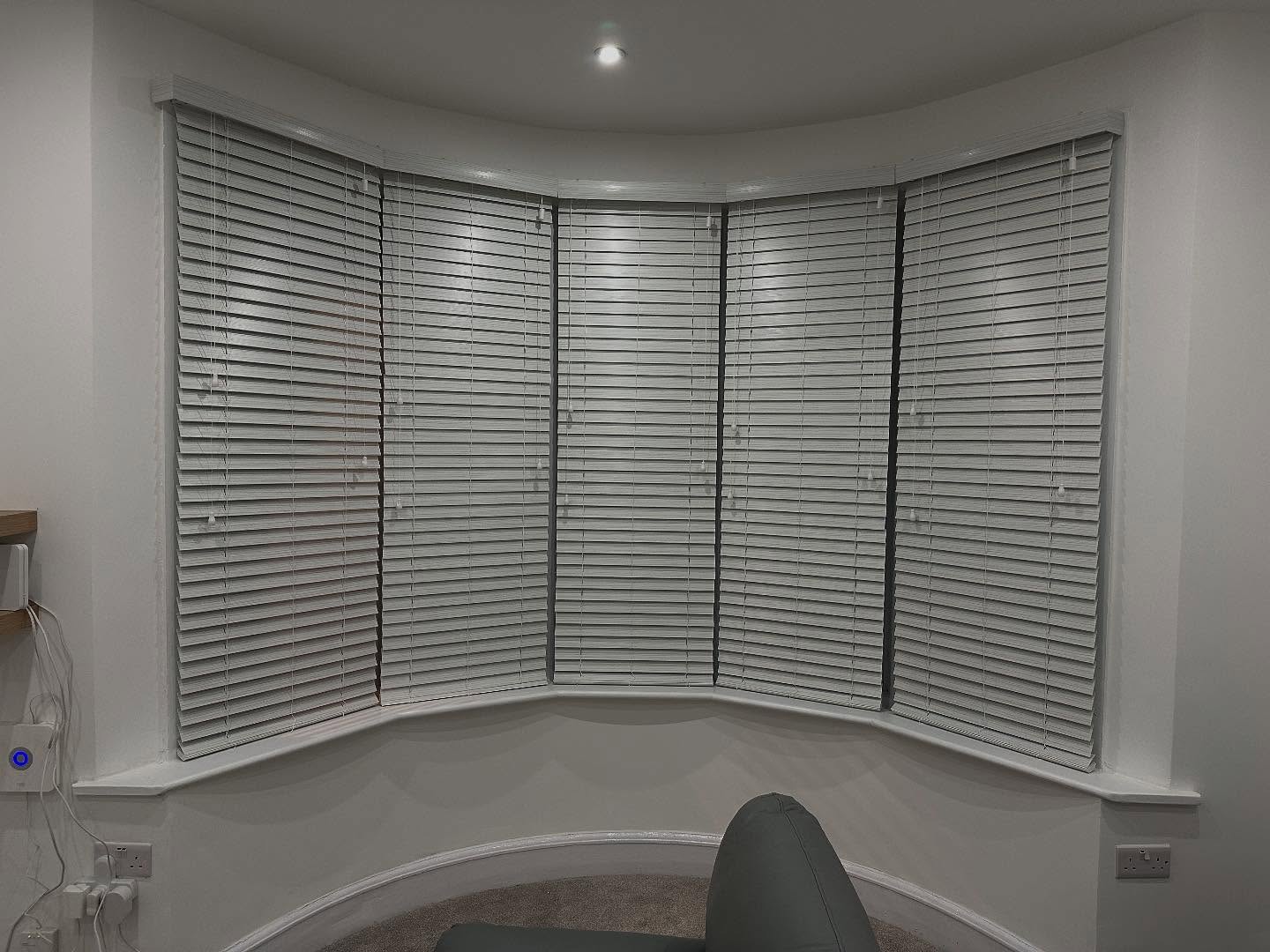 Bring timeless elegance to your bay window with classic white Venetian blinds! 🌿✨ The crisp, clean look of white adds brightness and a touch of sophistication to your space, while the adjustable slats give you perfect control over light and privacy. Whether it’s for a cozy reading nook or a stunning focal point, these blinds are the perfect fit for your bay window. 🏡 #BayWindowStyle #WhiteVenetianBlinds #WindowDecor #HomeElegance #LightControl #InteriorInspo #timelessdesign