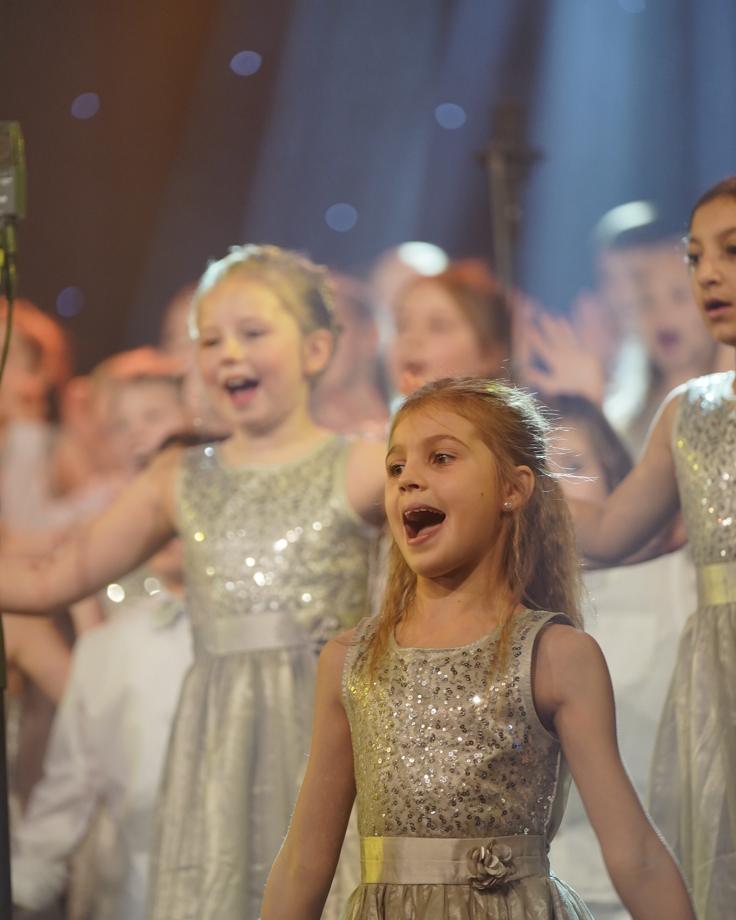 SpotLight Kids on Stage!
Unter dem Licht der Scheinwerfer entfalten unsere Kinder nicht nur Ihr Können, sondern auch den Mut über sich hinaus zu wachsen und zu strahlen. Dabei bringen Sie eine Energie rüber, die uns immer wieder begeistert.
Go SpotLight!