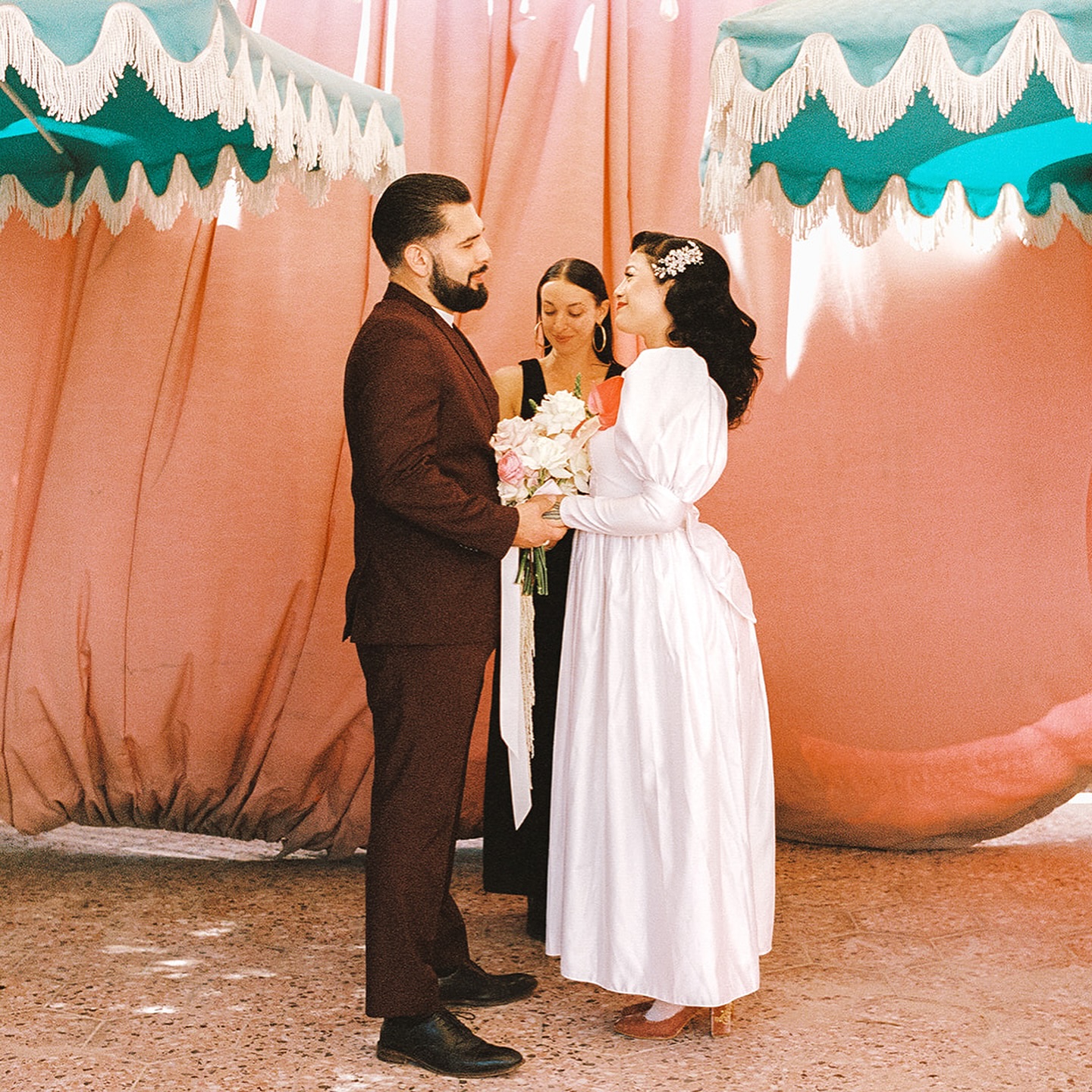 • The venue
• Pour accueillir mon équipe, il me fallait un lieu pratique, confortable et esthétique. Sur ma wish list, il y avait également un photobooth vintage, qui matcherait parfaitement avec la vibe souhaitée.
• Nous avons été accueillis avec une grande gentillesse par Christina, propriétaire du @velveteenrabbitlv situé dans le Art District de Las Vegas. Un lieu cool, qui propose un espace intérieur so rococo, et un extérieur rétro pop et coloré, sans parler de ses excellents cocktails 💕
———
• To host my team, I needed a practical, comfortable, and stylish location. On my wish list was also a vintage photo booth that would perfectly match the vibe I was aiming for.
• We were warmly welcomed by Christina, the owner of @velveteenrabbitlv, located in the Arts District of Las Vegas. It’s a cool spot with an indoor space that’s so rococo and an outdoor area that’s retro, pop, and colorful—not to mention their amazing cocktails 💕
@tohaveher @curlsfilms @velveteenrabbitlv @alittlewhiteweddingchapel @theloveladyofficiant @hellbenthitchings @beautyby_karebear @peachwolfe
@maisonladuree @demi_tigresa & Andres @florallab_vegas @royalridesvegas @aimedeuxfois