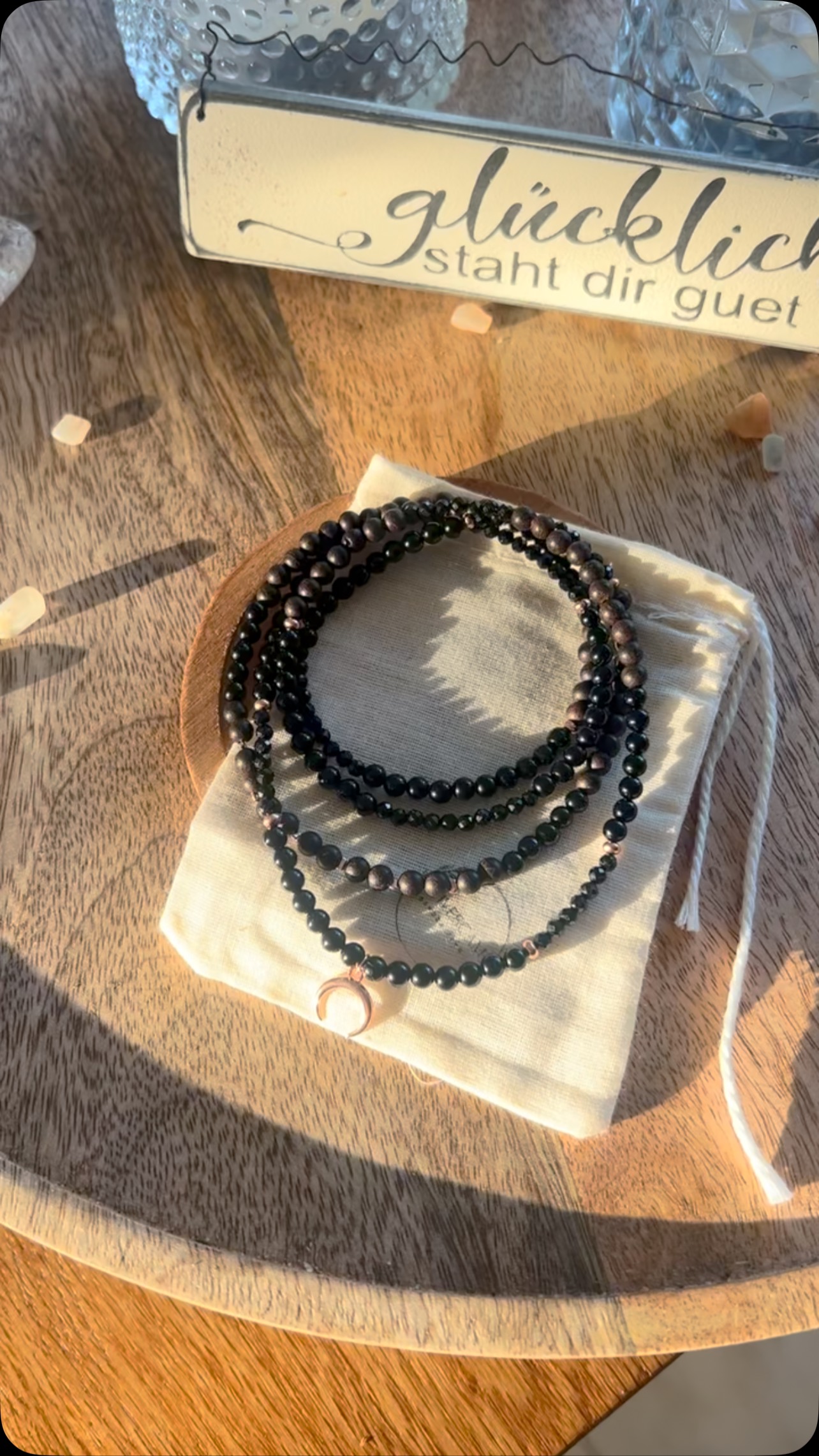 Wegbegleiter mit schwarzem Turmalin & Ebenholz: Schutz, Achtsamkeit & Verwurzelung.
#edelsteine #schmuckliebe #kundenwunscherfüllerin #turmalin #schmuck #diy #halskette #schutz #achtsamkeit #wurzeln