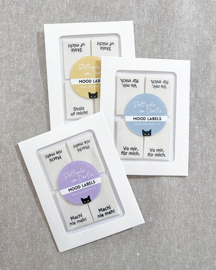 Es ist soweit, endlich sind die fertig 🤗😍🥰 Die einzigartigen Stofflabels aus dem Atelier! 🌞✨ Ich freue mich, sie euch endlich zu zeigen! 😱😬😄☺️Ab jetzt sind diese im Atelier und im Onlineshop erhältlich.
Verleihe deinen selbstgenähten Kreationen eine ganz persönliche Note, mit diesen einzigartigen Webetiketten! Mit der schweizerdeutschen Aufschrift «Vo mir, für mich.», «Machi nie meh.» und «Stolz uf mich.» bringst du nicht nur Humor in deine Stücke, sondern auch eine Erinnerung an die Herausforderungen und alles was du beim Nähen gemeistert hast.
Ideal für Geschenke oder um deine eigenen Projekte zu kennzeichnen. Lass deine Nähkunst sprechen und setze ein Statement –denn jedes Stück hat seine eigene Geschichte!
Die wunderbaren Ettiketten sind liebevoll gedruckt von @labellabor Meine erste Adresse für alle meine Labels, so auch für dieses Herzensprojekt. 😏🌸🫶🏼 Ganz lieben Dank für die Umsetzung meiner Idee. 🌞🫶🏼🍀
Wie läuft dein aktuelles Nähprojekt? Brauchst du schon das Label: Machi nie meh.? 😋 Ganz viel Freude beim einnähen. 🙋🏻♀️✨🌸
***
#miasatelier #mia #fabricshop #chreis1 #Schnittmuster #Holland #ZeitlosesDesign #Modern #Kreativität #Nähinspiration #Klassisch #GrafischeCovers #Nähliebe #Nähcommunity #DIYMode #SewingPatterns #FashionDesign #Nähprojekte #Stoffliebe #Nähblog #HandmadeFashion #SewingInspiration #KreativesNähen #Nähideen #SewingAddict #Nähvergnügen #SewingLife #Nähkunst