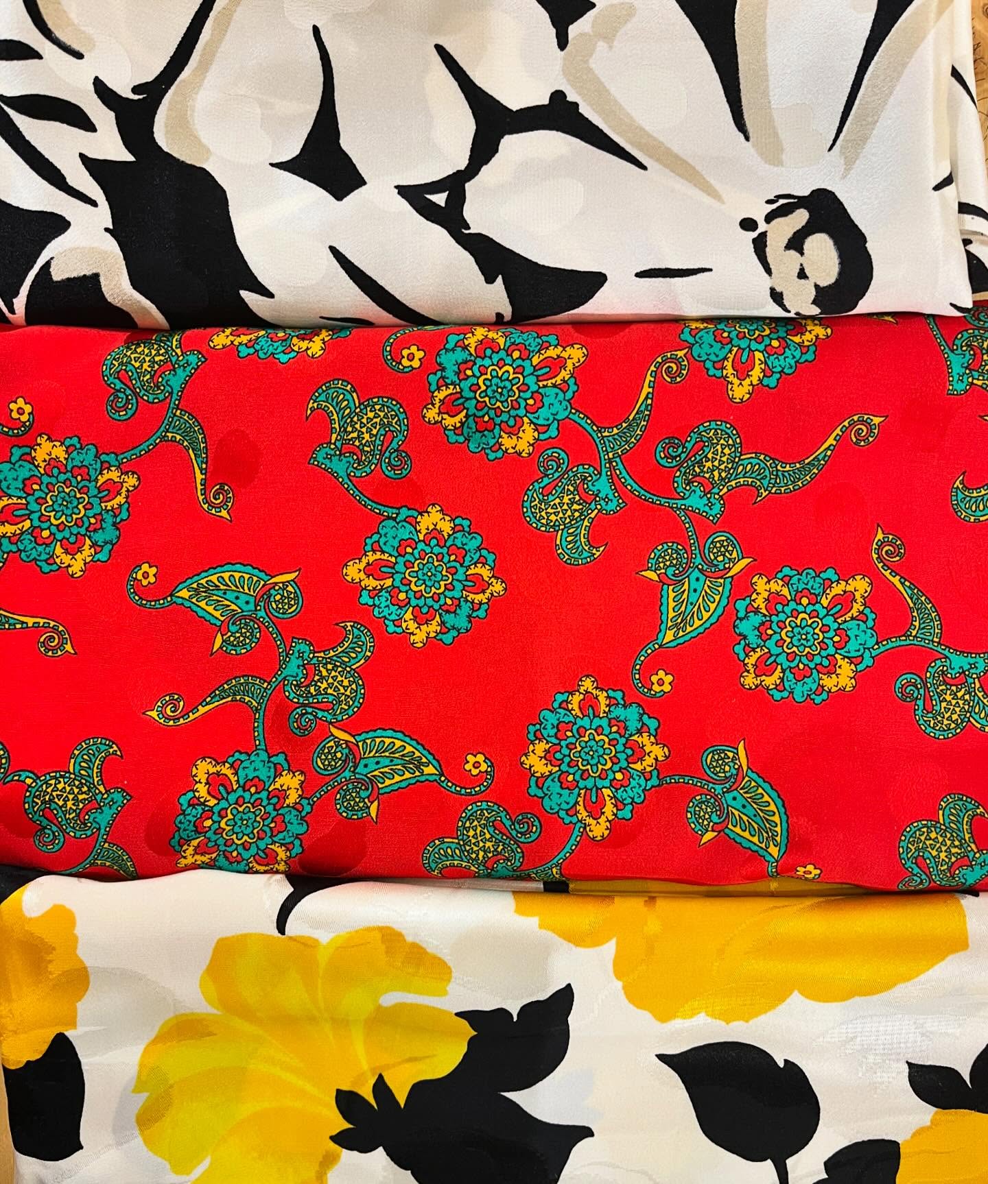 😍 Entdecke die wunderbare Seiden-Coupons 🙌🏼🌞 Grosse Stücke sind dabei, perfekt für ein Oberteil, einen Schal oder eine schlichte Bluse. Es hat immer wieder tolle Stücke dabei zu vergünstigten Preisen - von Seide, Baumwolle, Viskose, oder ein Mix an kleinen Resten für Patchwork oder Kleine Accessoires. 🌸🙋🏻♀️ Ganz viel Freude beim Stöbern und Wühlen im Coupon-Korb 🤗 Wer hat schon ein ein tolles Reststück darin entdeckt? ☺️
***
😍 Discover the wonderful silk coupons 🙌🏼🌞 There are large pieces, perfect for a top, a scarf or a simple blouse. There are always great pieces at discounted prices - made of silk, cotton, viscose, or a mix of small remnants for patchwork or small accessories. 🌸🙋🏻♀️ Have fun to find your Fabric in the coupon basket 🤗 Who has already discovered a great leftover piece in there? ☺️
#miasatelier #mia #chreis1 #zürich #fabricshop #fabrics #fabricshop #fabricsandaccessoires #newfabrics #fabriclove #fabricsonline #fantasticfabrics #deadstockfabrics #sewingfabrocs #sewinglove #sewingfriends #smallbusiness #happy #newproducts #onlineshop #accessoires #shopping #pattern #colorfull #fashion #summervibes #lovefabrics #unterwegs #zürichsmallbusiness #unique