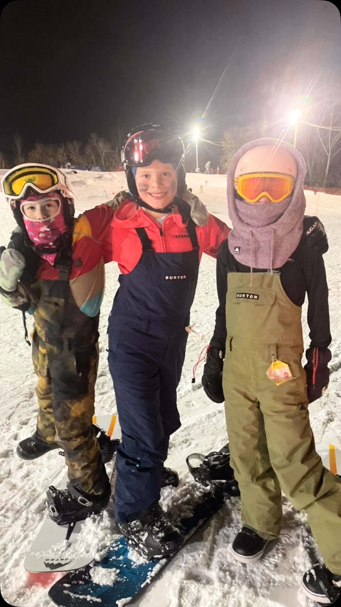 Fun Friday Nights under the lights @bigbenskicentre !
What a great spot for Groms! Awesome community, great support and role models from the older shredders, and stellar rail garden! 🫡🫡
The vibes and reps were high! Can’t wait to go back!
#grom #gromsnowboarding #mavericks
#gromlife #snowboarding
