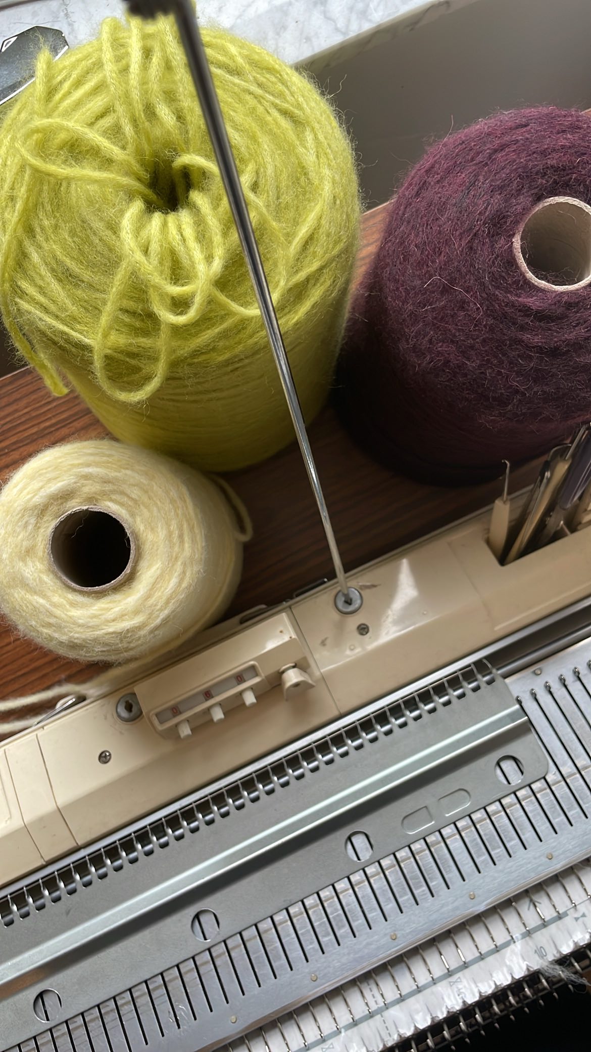 Cosy day in the knittingatelier ❄️🧶
#alpacaknitwear #knitweardesigner #winterknits #handmadeknits #bridalknitwear #knittingmachine