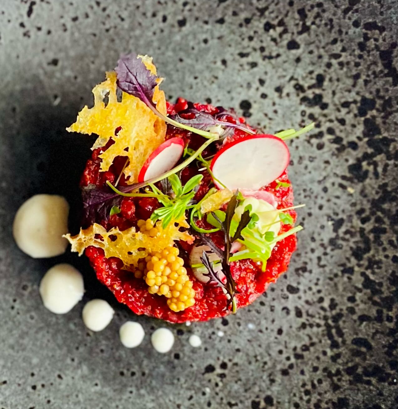 Fleischlos glücklich! Unser vegetarisches Menü diese Woche: No beef Tatar, Senfsaat, Trüffelcreme, Kressesalat// Basilikum-Büffelmozzarella Tortelli, Schmortomate// 3erlei Kürbis, Topfenknöderl, Pak Choi, Buchenpilze, veganer Schmorsud// Zitronengras Panna Cotta, Passionsfrucht, Mango, Ananas-Galgant Sorbet #einfachgut #dassindwir #veggiemenu #veganjanuary #fleischlosglücklich #hausgemachtepasta #gastromünchen #landgasthaus #bayrischeküche