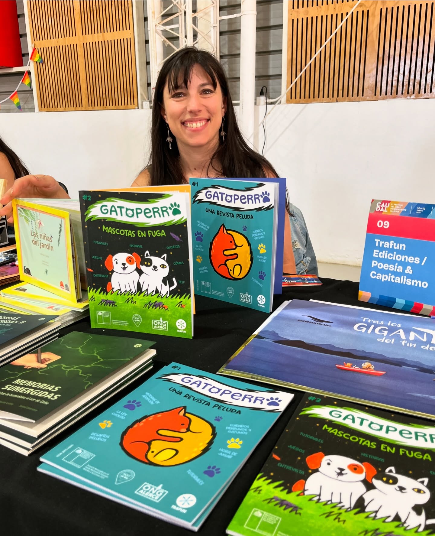 GATOPERRO está en Caudal, Festival del libro independiente de Vadivia 🐱🐶.
😁 Vengan a vernos al Parque Saval entre las 11:00 y 21:00, hasta el domingo 12/01. Aquí les recibiremos con buena conversación y precios de ocasión 🌟