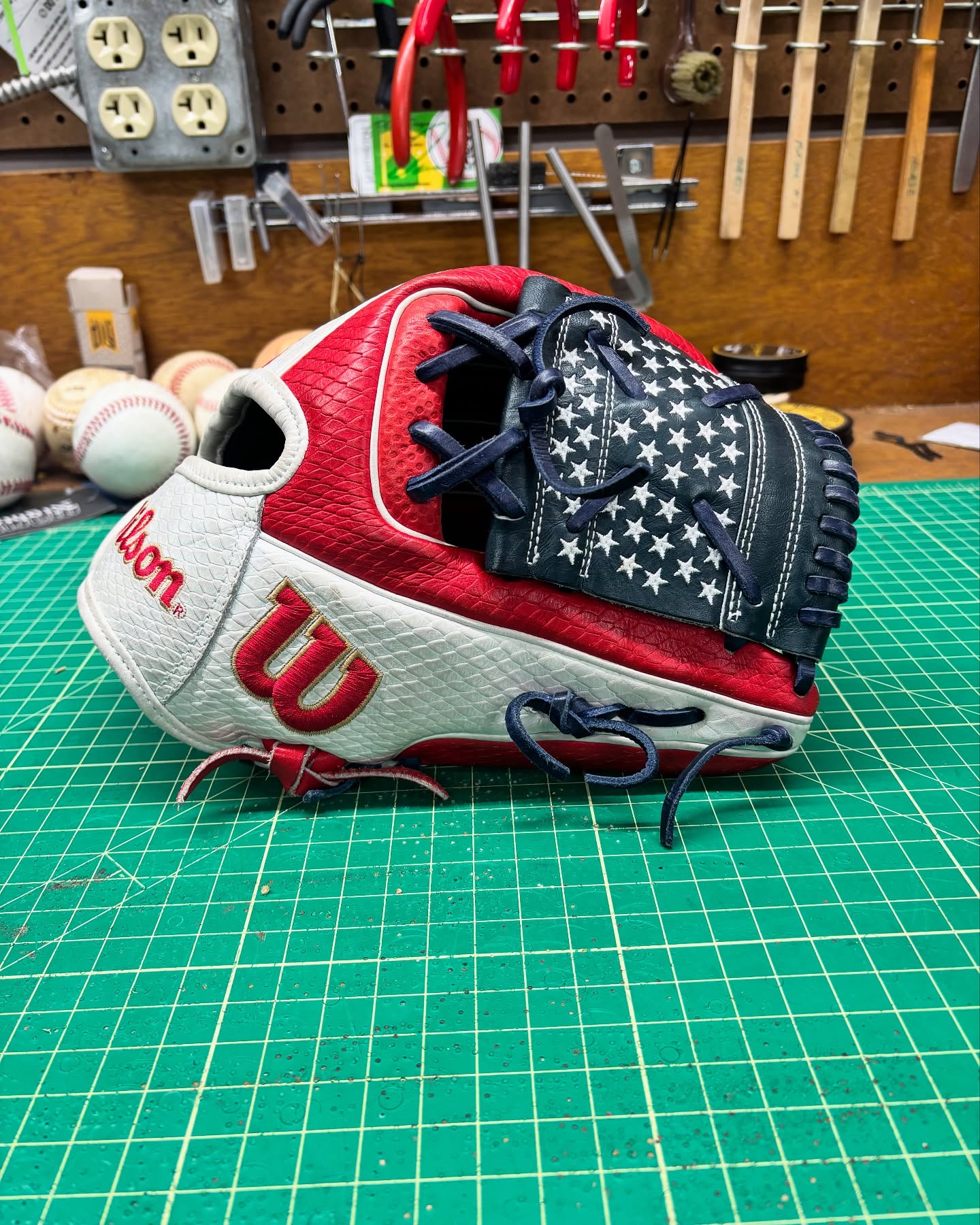 Nice addition to the USA flag collection. This Wilson KS7 Game Model was barely used, however the change to white lace makes that palm are pop a little more. I really had to let the wrist out to fit my hand but it worked out nice. Spiral on the web for a little something different and this is a really cool glove. This is my only glove with spin control, jury is still out on that. The full snake skin pattern on the back I do really like.
#ballplayersbalm #buyfastpitchgloves #coloradoleatherbalm #wilsona2000 #relacednotreplaced #relacedontreplace #staygrassy