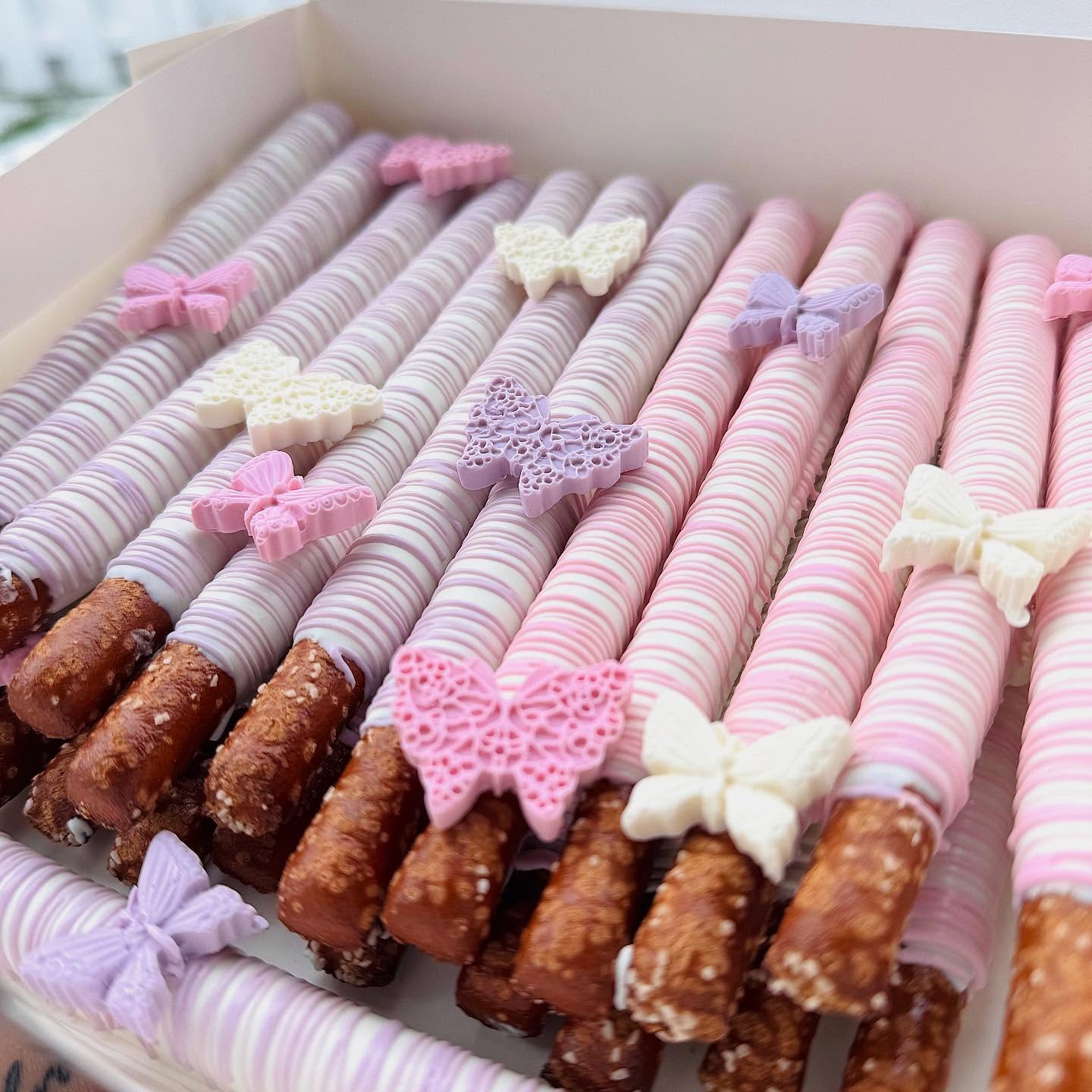 Fairy First Birthday 🧚♀️🦋🩷
•
•
Order for your next event by clicking the link in my bio! 🩷
#order #newjersey #desserts #njbaker #explorepage #delicious #pretzels #cakepops #cakepopsofinstagram #diy #dessertsofinstagram #share