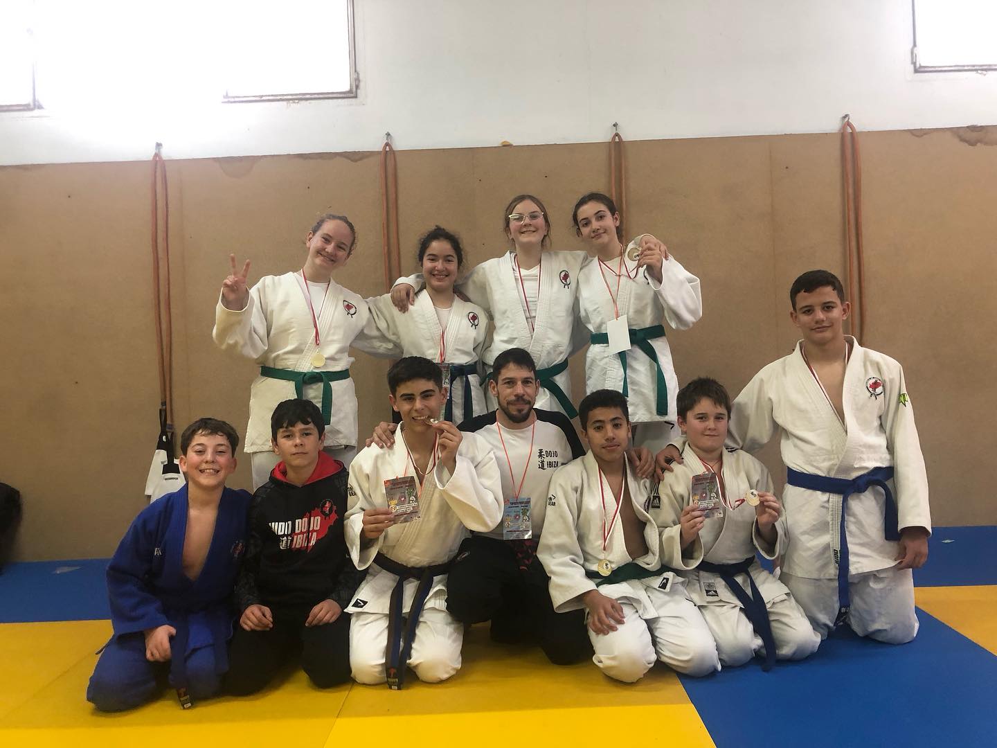 Una expedicion de Dojo Ibiza junto con compñeros de Gokyo Ryu Y Samyd, participaron en la copa de España de Tortosa que se celebro el 11 de enero.
Muy buen papel en esta ocasion para un equipo joven y aun con poca experiencia en estas copas pero con muchas ganas.
Eric Ferrer fue del club el unico que participo en la modalidad de elite consiguiendo dos victorias y dos derrotas, cayendo en octavos pero haciendo un gran papel. Quedaron oros en la modalidad e promocion Alai Torres, Pep Ribas y Carla Sarvise, todos ellos ganando dos combates es sus categorias. Platas para Leonora Huaman, Emma Lillo y Carla Cardona. Bronces para Diego Martínez y Mohamed Ali.
Enhorabuena a tod@s! Seguimos mejorando dia a dia
Gracias tambien a todos los padres y madres que nos acompañaron, apoyaron y hacen que todo sea mucho mas facil!