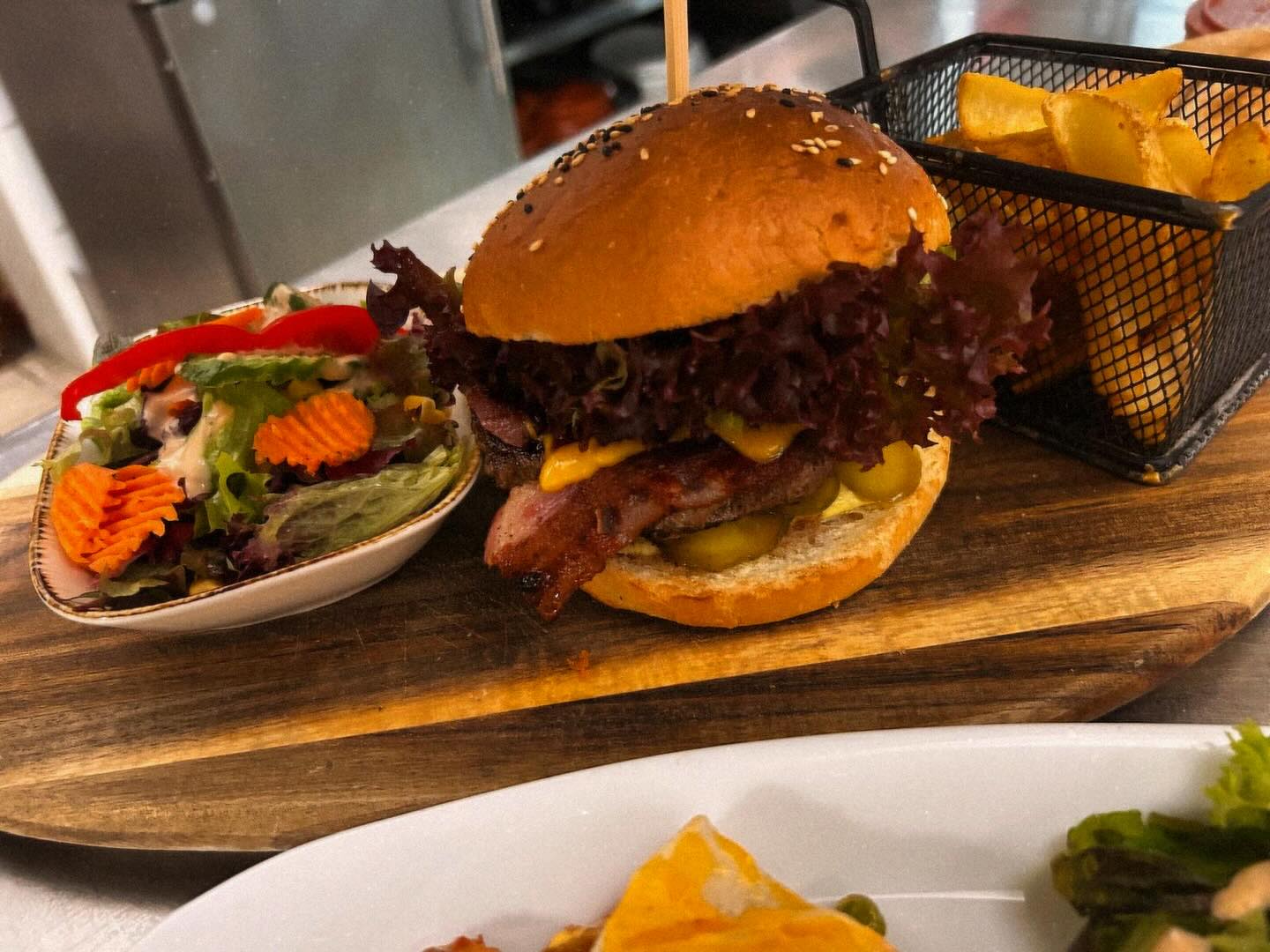 Neuer Montag, neue Empfehlung: Texas Burger!
Starte die Woche mit einem echten Genuss! Unser Texas Burger wartet darauf, dich mit saftigem Rindfleisch, würziger BBQ-Sauce, knusprigem Bacon und frischem Gemüse zu verwöhnen. Perfekt kombiniert, perfekt zum Start in die Woche!