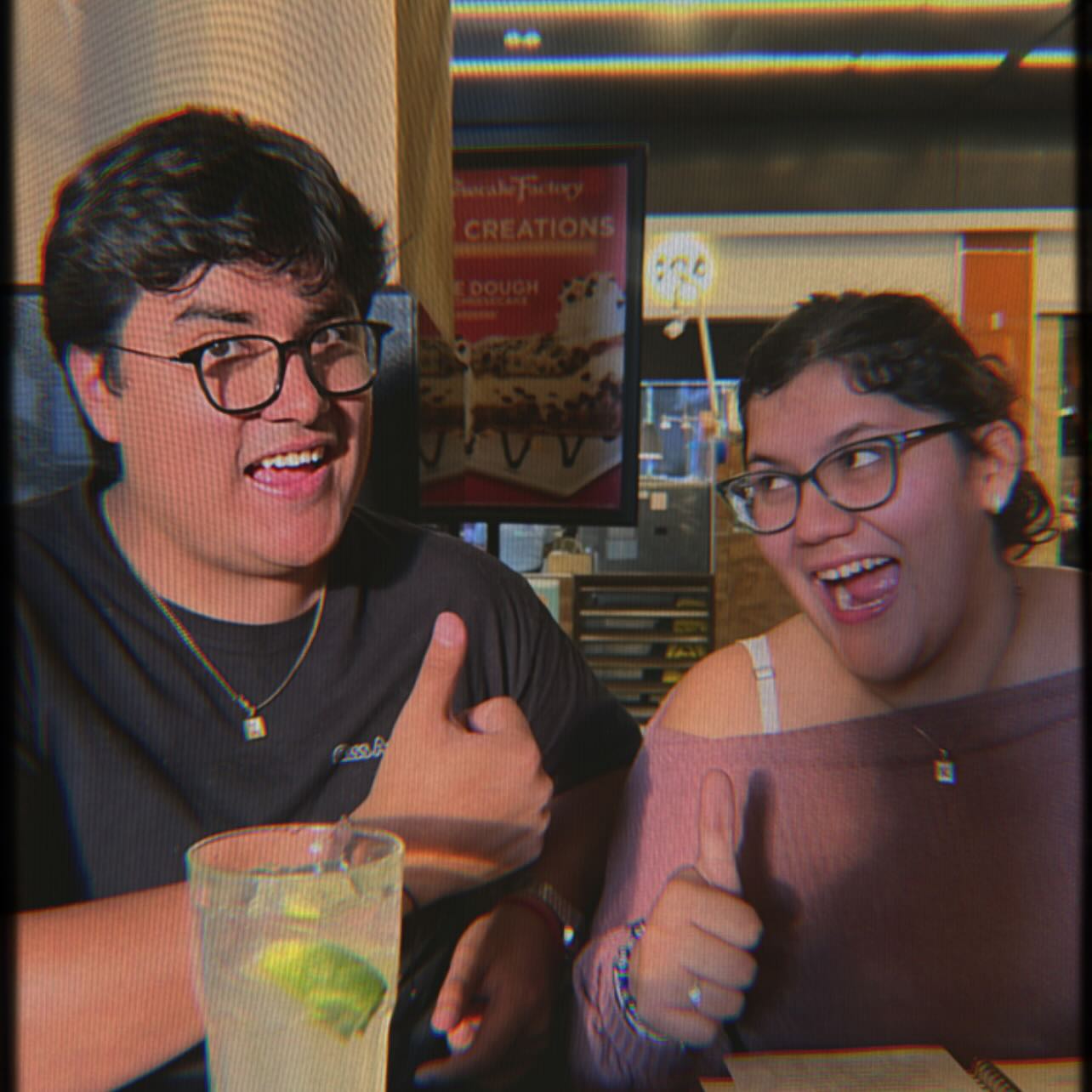 Nuestro equipo creativo alistando los últimos detalles del siguiente número (ningún errante fue obligado a posar para las fotos) ‼️
#errantes #revistalme #lamemoriaerrante #equipo #creativos #ilustrador #diseño #revista #revistadigital