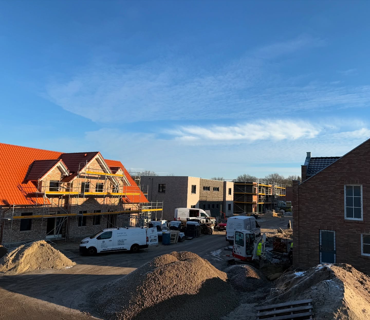 Die Kälte macht uns nichts aus 💪🏼 Unsere Handwerker sind auch bei minusgraden fleißig in der Siedlung am arbeiten 🤩
______________
#siedlung #quartier #steinfeld #niedersachsen #co2 #co2neutral #neubausiedlung #neubau #vechta