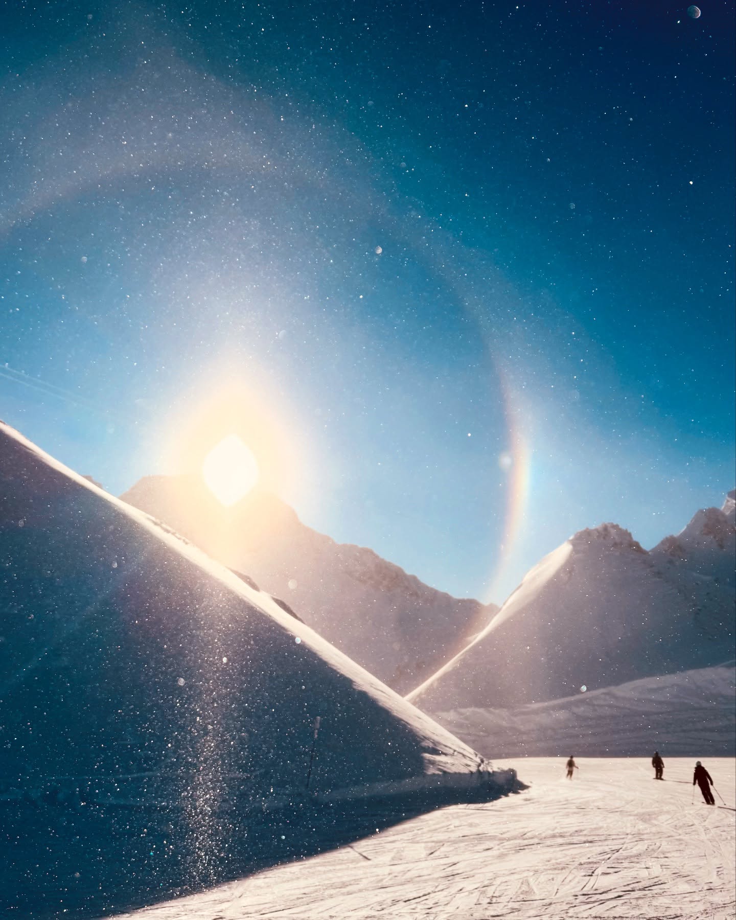 La nature offre encore et toujours des instants magiques, ici un arc en ciel qui est presque un anneau complet et des paillettes de glace qui virevoltent….ou quand l’IA et les effets spéciaux deviennent parfaitement inutiles 🤩 #lesarcs #paradiski #snow #rainbow🌈 #savetheplanet