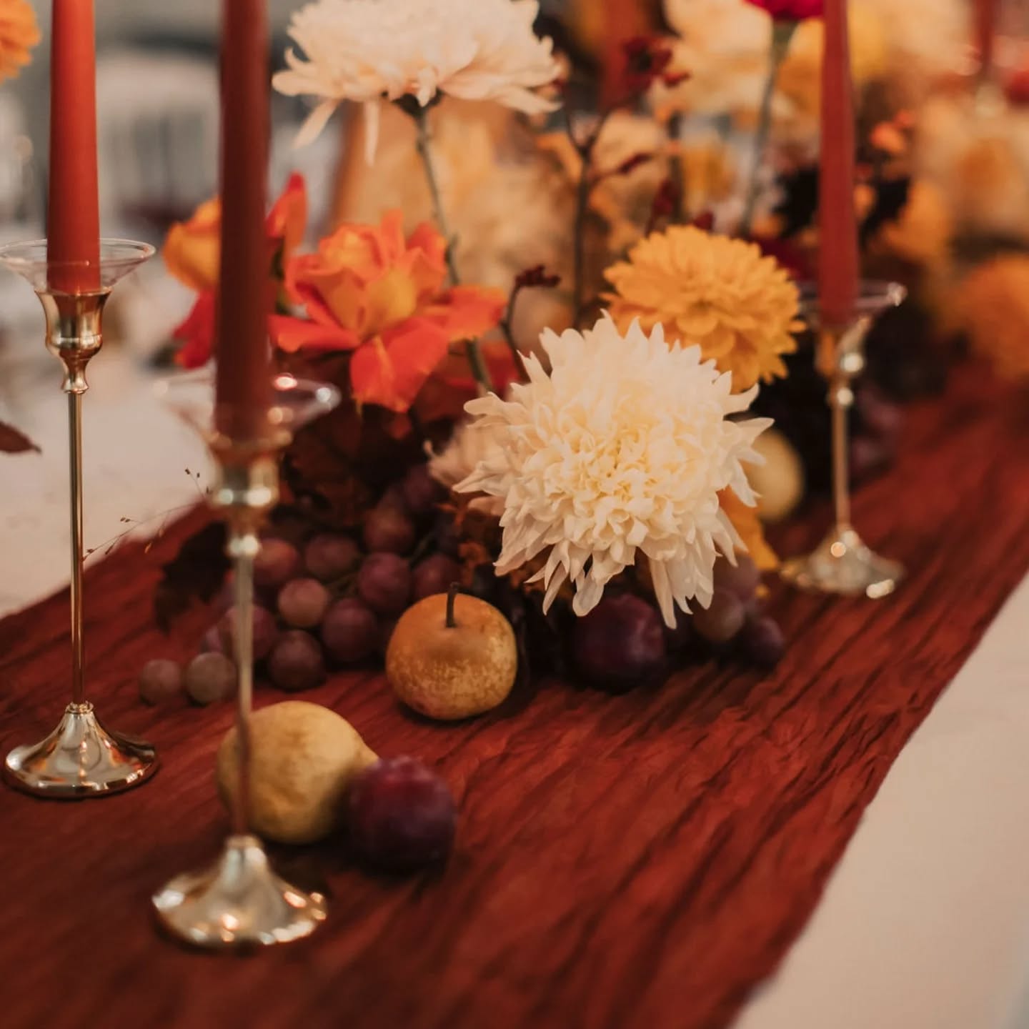 Zoom sur les détails.,🎥
Une partie importante de mon travail est de faire en sorte que tout SE MARIE à la perfection.
*Vous l'avez le trait d'humour ??🤣*
Fleurs, tissus, papeterie, style choisi....👍
Ici on met en avant la saison et la nouvelle tendance déco que personnellement j'adore.... Les fruits.🍇🍐🍎
Pour cette proposition, fruits d'automne 🍁 aux couleurs chaudes se rassemblent autour des compositions florales.🌷
Comme souvent j'aime proposer à mes mariés une mise en avant de leur table d'honneur avec une déclinaison des idées 💡travaillées de manière différente
-------------
Sublimes clichés de @mathilde.rietsch
Et art floral toujours incroyable de @latulipenoire.artfloral
-------------
