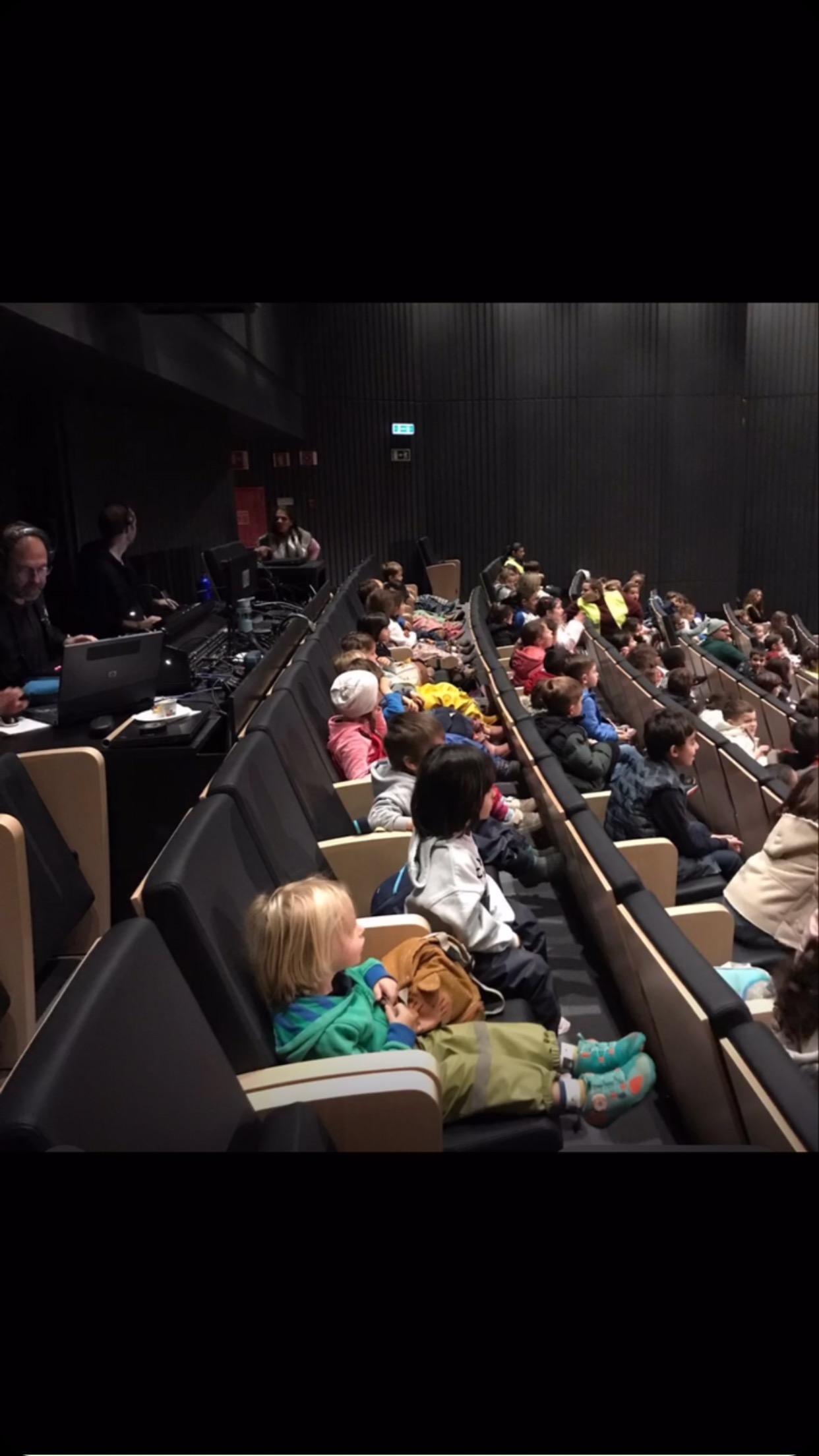 🎭 *PASSEIOS CULTURAIS* 🎭
🎭A importância de se participar e de se assistir a peças de TEATRO!
O contacto que temos com a Comunidade envolvente não se cinge apenas a bonitos passeios pedestres na floresta - sessões de Forest School -, ou na praia - sessões de Beach School, porque, volta e meia também gostamos de fazer aquilo que por aqui se chama de Passeios Culturais!
E visitamos a Vila de Mafra, a Ericeira, bibliotecas, lares, jardins e palácios, e vamos até Sintra, Lisboa e Torres Vedras!
Desta vez fomos ao 🎭 teatro assistir a duas peças fantásticas!
E porque é que fazemos algum teatro e vamos assistir a peças de teatro no NATERRA?
Porque desde os tempos antigos até aos dias de hoje que o teatro tem desempenhado um papel vital na sociedade e, o seu impacto no desenvolvimento infantil, não pode ser subestimado.
Aliás o teatro não deve ser apenas visto como uma forma de entretenimento, mas também uma poderosa ferramenta educacional que pode influenciar positivamente o desenvolvimento das crianças em várias áreas.
O mundo das crianças é um lugar mágico e cheio de possibilidades, onde a imaginação corre solta e cada dia é uma aventura à espera para acontecer! Nesse percurso de crescimento e aprendizagem, o teatro desempenha um papel fundamental, proporcionando uma série de benefícios que podem moldar o desenvolvimento cognitivo, emocional e social das crianças.
Imaginem um lugar onde as crianças podem ser quem quiserem, viajar para mundos imaginários, e experimentar emoções de uma forma segura e divertida!
Esse lugar mágico é o teatro onde as crianças podem assumir diferentes papéis, explorar emoções e desafiar sua criatividade.