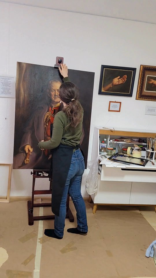 Final touches on this portrait painting ✨️
****
New to my page?
Welcome!
I’m Sarah, a portrait artist devoted to the beauty of classical art. I create custom, hand-painted portraits that add a timeless elegance to any space. If you’re looking to bring a unique, personal touch to your home, contact me to order your own painting.
#academisartwork #realisticartwork #personalizedart #artiststudios #studioviews #classicalportrait #classicalrealism
#contemporaryfigurativeart #realisticportrait #contemporaryportrait #contemporaryartists #fineartportrait