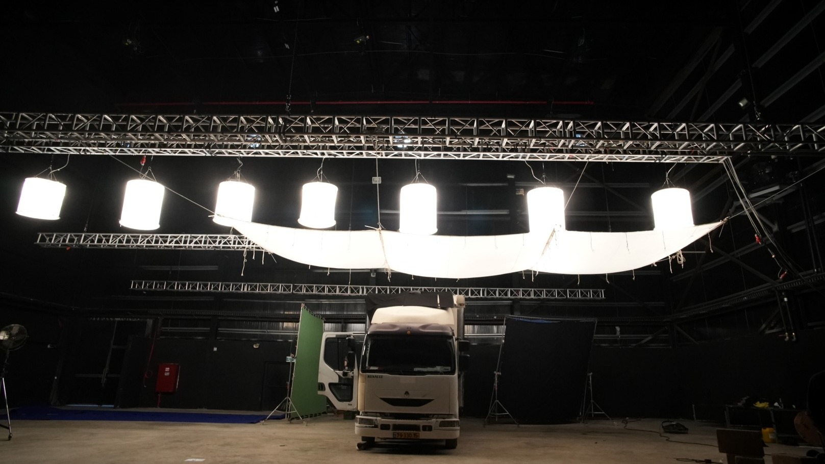 זה ענק!
אני גאה לפתוח את 2025 בשיתוף פעולה עם האולפנים הכי גדולים בישראל!
אולפני מזמור החדשים של דניאל לנקרי, נפתחו, והם עצומים!!!
במתחם האולפנים החדש בראש העין 📏 ארבעה אולפנים בגודל: 1550 מ”ר, 1350 מ”ר, 750 מ”ר, ו-320 מ”ר.
📍 ו בתל אביב: שני אולפנים מחודשים בגודל 120 מ”ר ו-80 מ”ר.
שמח לשתף בתמונות מאחורי הקלעים של הפקה ראשונה אשר צולמה עם הציוד צילום ותאורה שלנו, באולפני מזמור החדשים.
על הסט הצוות המכובד:
📽️ במאי: ערן קולירין
📷 צלם: דני שניאור
🎥 פוקוס פולר: איתן בן אריה
💡 תאורה: רמי לוי
🛠️ גריפ: ולד פדרו גריבנוב
🎬 מפיק בפועל: נדב בן צבי
⭐ מפיקה: שחר קצנשטיין
זכות גדולה להיות חלק מהעשייה הקולנועית הישראלית, ולכבוד הוא לנו.
נאחל לכולם שנת 2025 טובה, שקטה, עם הרבה יצירה ופרנסה.
ורק בשורות טובות!