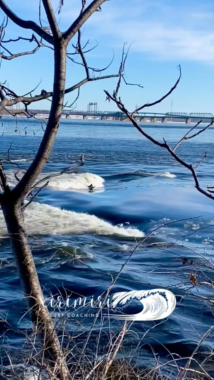 Quand la passion l’emporte sur vos orteils 🥶🌊🏄🏽♂️
No toes, no cold 🤙😎
📍Montréal
#xirimirisurf #surfing #coldwatersurf #winter #canada #passion #riversurfing #snow #iceberg #montreal #landscape #notoesnocold #beautifulnature #wateraddict #saintlaurent