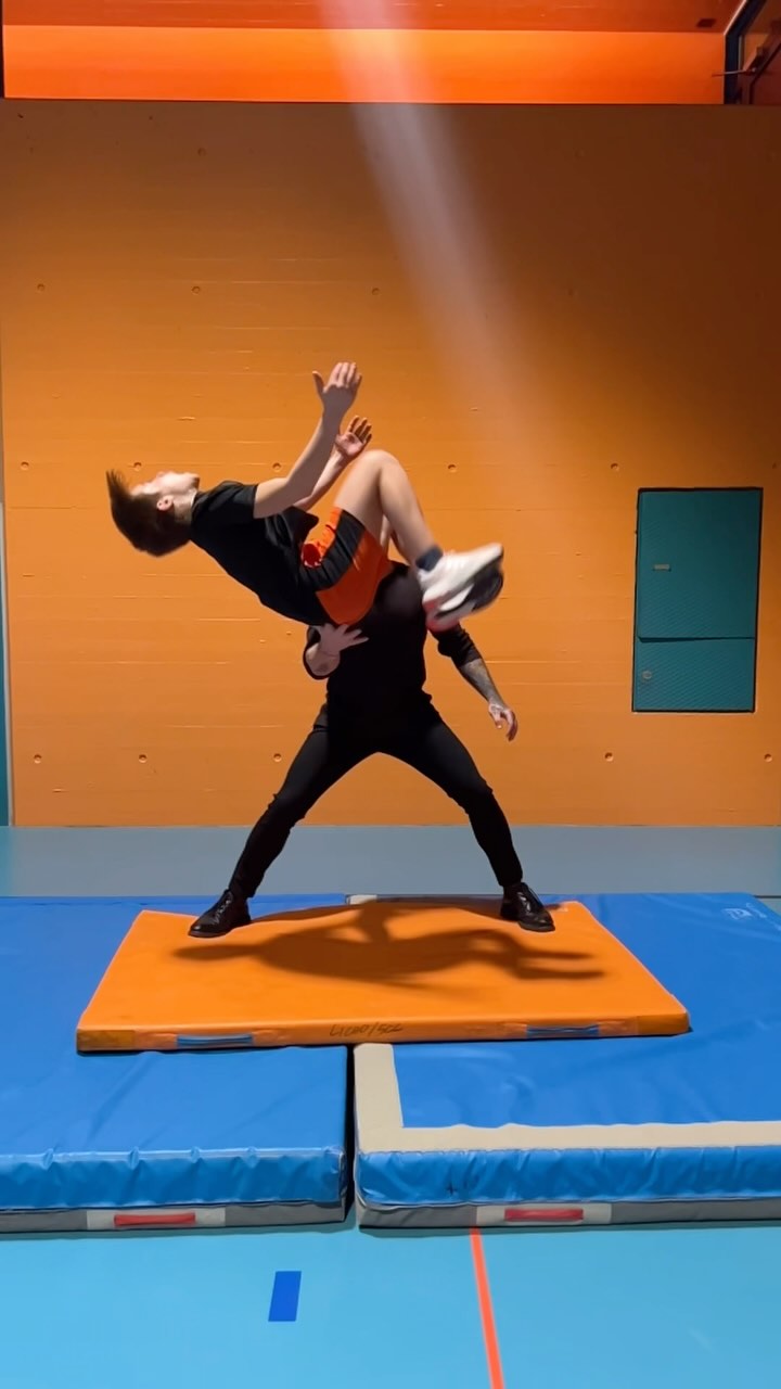 Il salto mortale all’indietro imparato a step da Sasha! Complimenti! 🎊 🏋️♀️