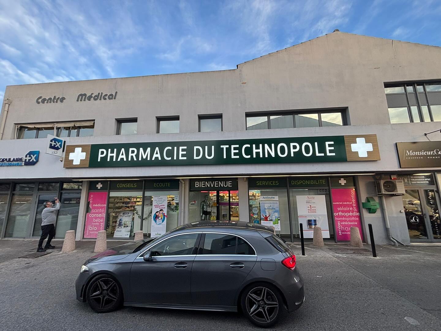 Enseigne Pharmacie du Technopole
Fabrication chassis et caissons en aluminium 4 bords pliés thermolaqués aspect bois chêne et gris anthracite.
Ajourage face avant et plexiglas blanc diffusant au dos
Eclairage led haute luminosité
Made in France 🇫🇷
Fabrication et pose : STARCOM
www.imprimenseigne.fr
04 91 33 23 47
#ledsign #enseignelumineuse #enseignepharmacie #croixpharmacie