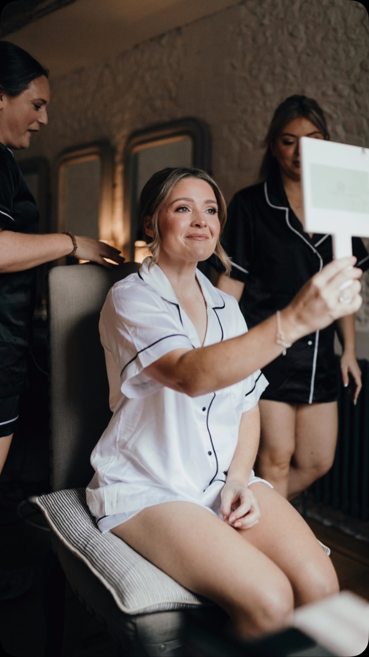 Tori you gorgeous girl 🤍 Absolutely loved this glam morning with Tori and her girls, not forgetting the amazing MOTB 😍 Lovely to work with @leannehopkinsbridalhair
@bridalhairbyabby
.
Venue @clockbarn
Photography @ben.goode
Hair @leannehopkinsbridalhair
.
#bride #bridal #bridalmakeup #makeup #beauty #bridalhair #bridalgown #bridalwear #weddingvenue #weddingphotography #hampshirewedding #dorsetwedding #clockbarn #weddingday #wedding