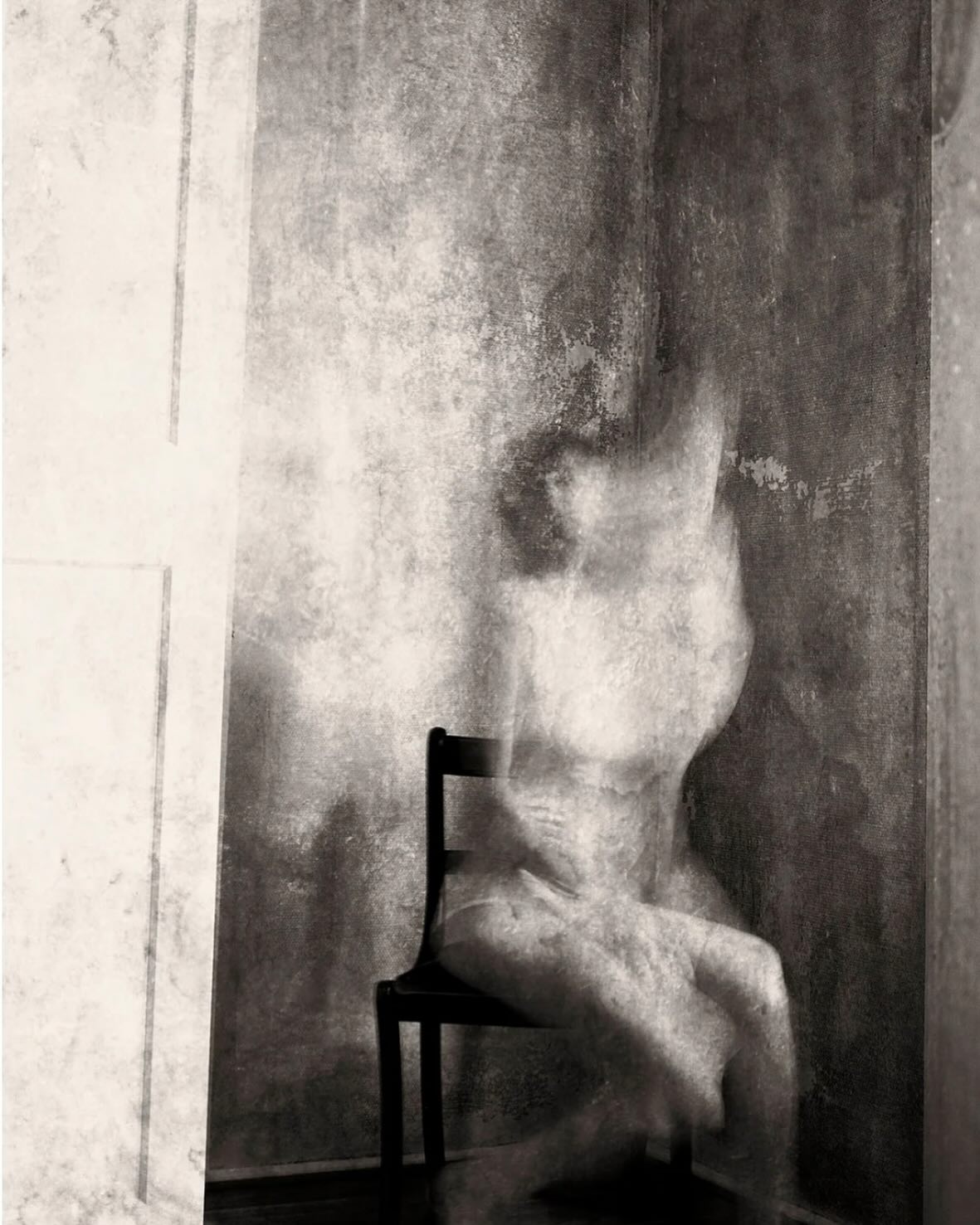 H O L D N I N G
En underviser fortalte engang, hvordan psykoterapi kunne transformere den fysiske holdning. Fra at gå med et kosteskaft i ryggen til mere afslappet bevægelighed og fleksibilitet i kropsholdningen.
Langstrakte forløb gør netop det - ændrer holdninger. Kropsholdninger måske, men især holdningen til sig selv og sin omverden. Blikket ændres, vurderingerne ændres - ofte til det mildere - og perspektivet ændres.
I et langstrakt arbejde med sig selv sker en integration af nye indsigter. Indsigterne begynder at bo i kroppen som måde at leve livet på. Indsigterne former kroppen.
Perspektivet ændres fra et dybere plan: ‘hvordan kan jeg bedst leve mit liv med mig i centrum’ er omdrejningspunktet i stedet for ‘hvordan gør jeg, så jeg undgår afvisninger, ubehagelige følelser og reaktioner, at føle mig forkert eller ekskluderet’ - som ofte er gamle overlevelsesstrategier.
#holdningsændring #kroppenholderregnskab #eksistentielterapi #psykoterapi #perspektivskift #psykoterapeut #psykoterapeutiskpraksis #louiseogorman #psykologi