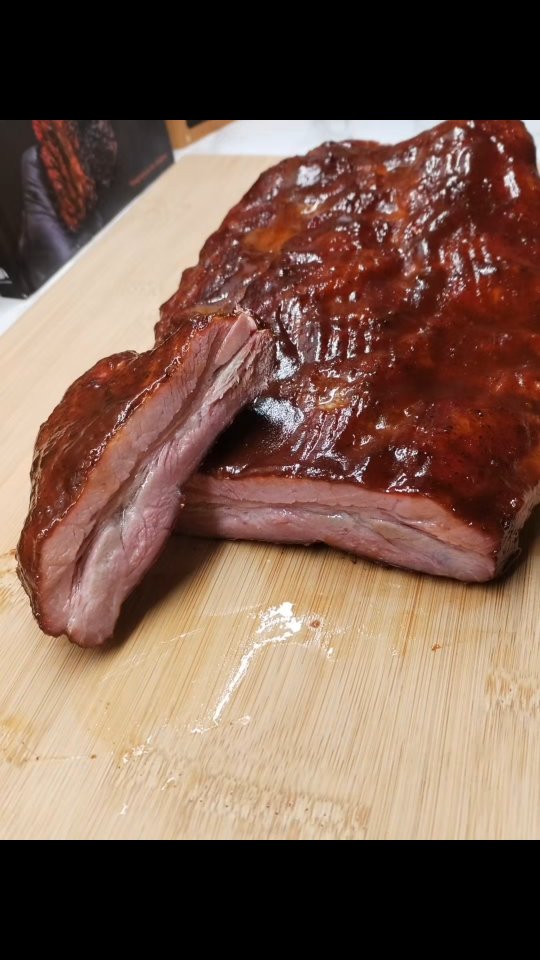 Rack of ribs, seasoned with Kinder's Brown Suger Rub.
Smoked @225f 6 hours. Topped of with Kinder's Honey hot bbq sauce.
#bbqsauce #bbq #bbqlife #bbqlovers #bbqtime #bbqribs #foodie #bbqfood #bbqnation #foodporn #bbqporn #food #bbqchicken #grilling #barbecue #pulledpork #grill #ribs #brisket #sauce #bbqparty #bbqlove #bbqseason #bbqpork #bbqsmoker #bbqlover #bbqrub #delicious #instafood #smokedmeat