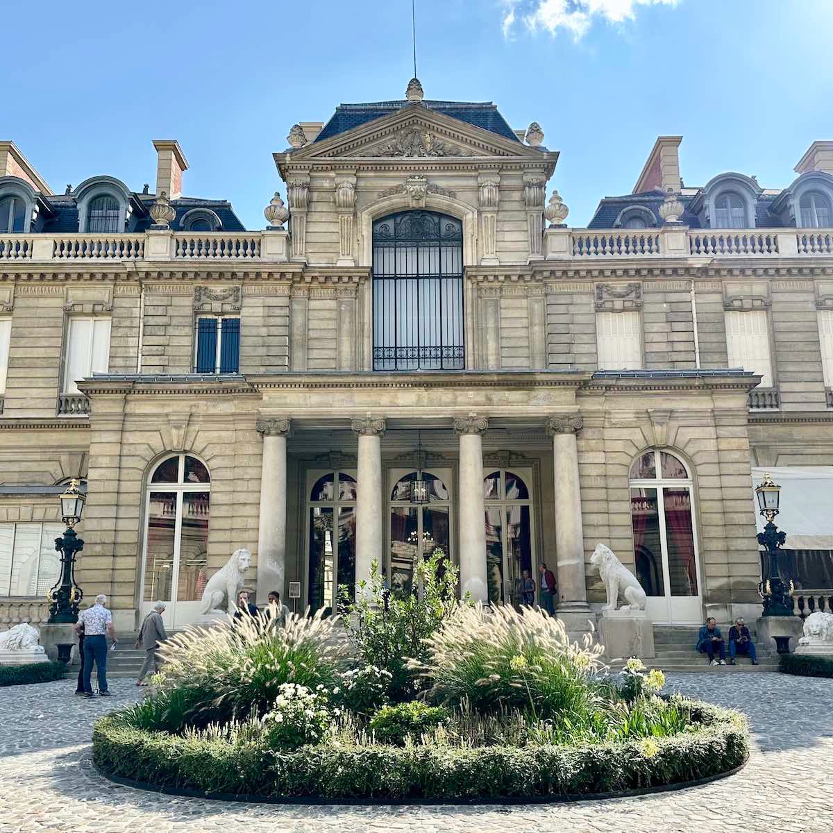✨ Discover this exclusive itinerary! 🌿🏰
Departure from the apartment 🏠
☕ Petit-déjeuner :
Carette Madeleine
Profitez d'un délicieux petit-déjeuner dans ce café chic, célèbre pour ses viennoiseries et son chocolat chaud. Un cadre élégant pour bien démarrer la journée.
🎨 Musée Jacquemart-André
Explorez cette magnifique demeure transformée en musée, avec ses collections d’art et son ambiance unique.
🌿 Promenade au Parc Monceau
Détendez-vous en flânant dans ce parc romantique, parfait pour une pause nature au cœur de la ville.
🍴 Déjeuner
Le Boeuf sur le Toit
Découvrez un restaurant mythique, réputé pour sa cuisine française traditionnelle et son ambiance Art Déco.
🛍️ Activités de l’après-midi :
🛒 Shopping sur les Champs-Élysées
Faites un tour dans les boutiques iconiques, de Louis Vuitton à Zara, et admirez la célèbre avenue.
🎭 Soirée :
🎶 Concert ou spectacle à l’Olympia
Profitez d’un concert ou d’un spectacle dans cette salle emblématique de Paris.
🍹 Cocktail au Bar Hemingway
Terminez la soirée dans un lieu chargé d’histoire avec des cocktails d’exception.
This allows you to discover beautiful attractions while being close to the apartment! 😊
#paris #arrondissement #decouverte #itinerary #evengestion