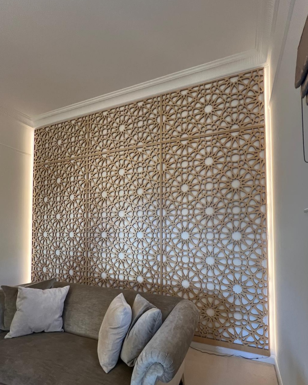 Created this ‘Moorish’ design that we crafted using Birch plywood to give a unique and distinctive look. LED lighting to the edges gives a dramatic effect at night. 🪵⚡️
#blum #lamello #jameslatham #bespoke #bespokefurniture #homeinspo #homeinspiration #inspiration #design #interior #interiors #decor #furniture #handmade #luxury #handcrafted #glasgow #panelling #moorish #living room #accentwall