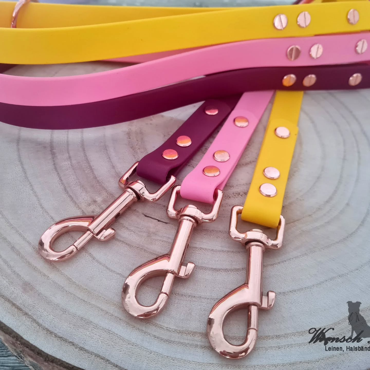 Wie versprochen geht es weiter mit unseren Neuheiten für 2025! 🎉
Wie bereits angekündigt haben unsere Farbauswahl für Biothane-Leinen erweitert – damit ihr und eure Vierbeiner noch mehr Möglichkeiten habt, euren ganz persönlichen Stil zu finden. 💖
Ob knalliges Pink, kräftiges Türkis, klassisches Schwarz oder leuchtendes Gelb – bei uns ist für jeden Geschmack etwas dabei! 🌈
Die neuen Farben sind nicht nur wunderschön, sondern sorgen auch für eine tolle Sichtbarkeit bei jedem Wetter. Egal, ob im Schnee, bei Regen oder im Sonnenschein – mit unseren Biothane-Leinen seid ihr immer bestens ausgestattet. ❄️☀️
Welche Farbe ist euer Favorit? Oder habt ihr eine Lieblingskombination, die ihr euch für eure Wunschleine wünscht? Wir freuen uns auf eure Ideen in den Kommentaren! 💬
#BiothaneFarben #HundeleineMitStil #NeuesFür2025 #FarbenfrohMitHund #Hundeglück #Handgemacht #Hundezubehör #RegenUndSchnee #Hundeliebe #biothane #wunschleinen