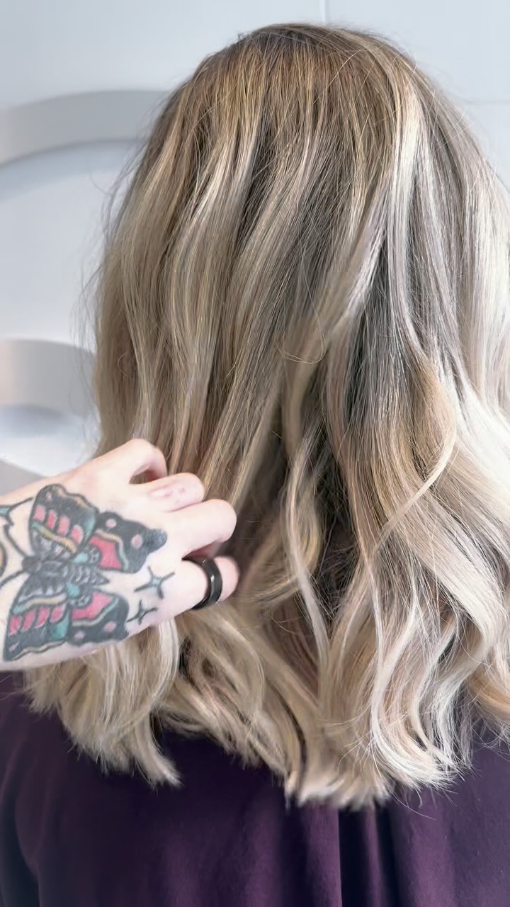 Forever obsessed with the perfect blended beige blonde. ✨
#raleighhairstylist #raleighblonde #raleighsalon #raleighsalons #raleighhair #trianglehairstylist #wakeforesthairstylist #raleighnc #raleigh #raleighphotographer #raleighnails #raleighfitness #raleighbalayage #raleighrealestate #raleighstylist