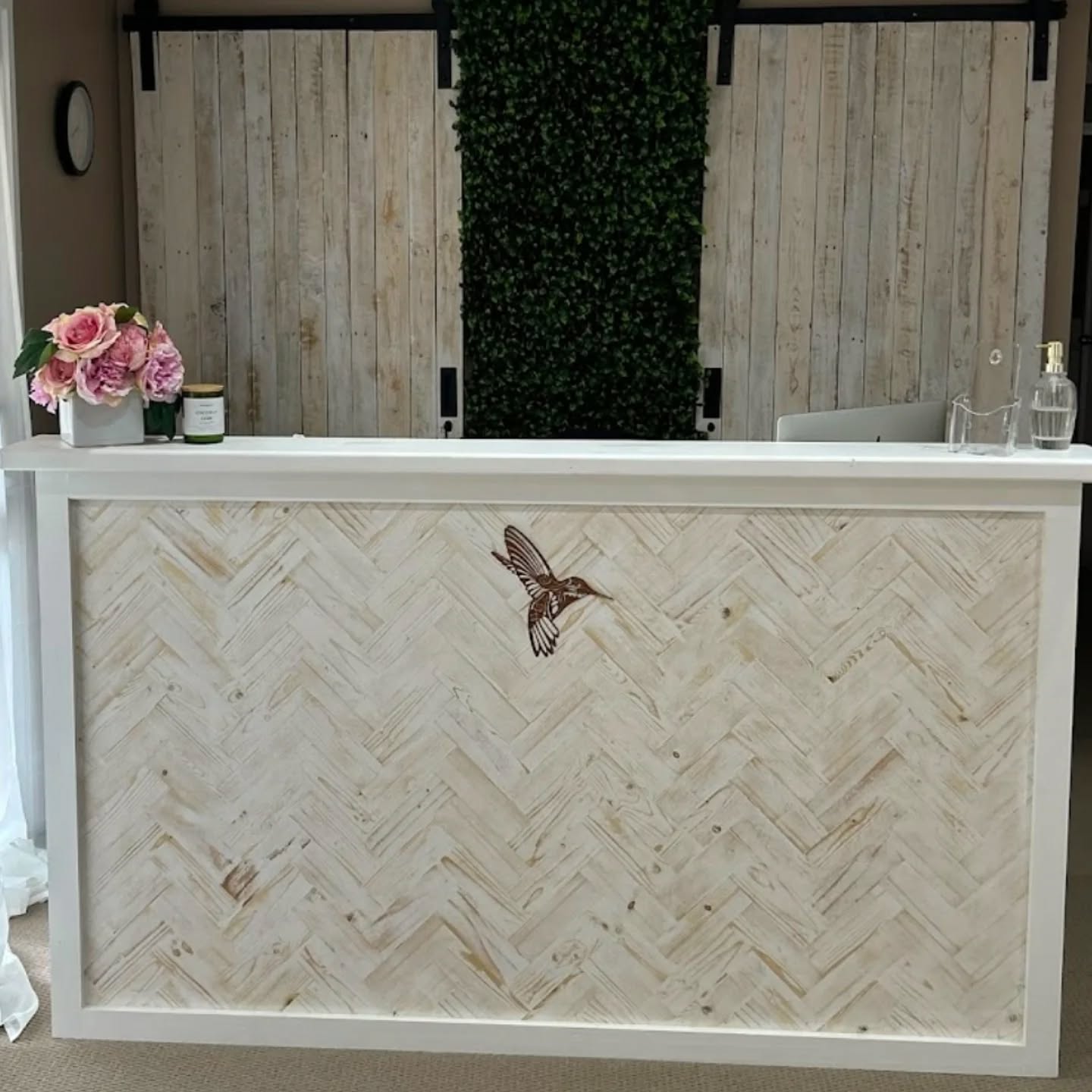A reception desk we created last year that fitted so well into its new home! We enjoyed creating the herringbone whitewash look and loved the beautiful bird detail that the customer added!
Thank you Janine for the amazing review! Our customers are the best!☺️
#knotsandgrains #recycledwood #herringbone #whitewash #receptiondesk #localbusiness #supportlocal #reviews
