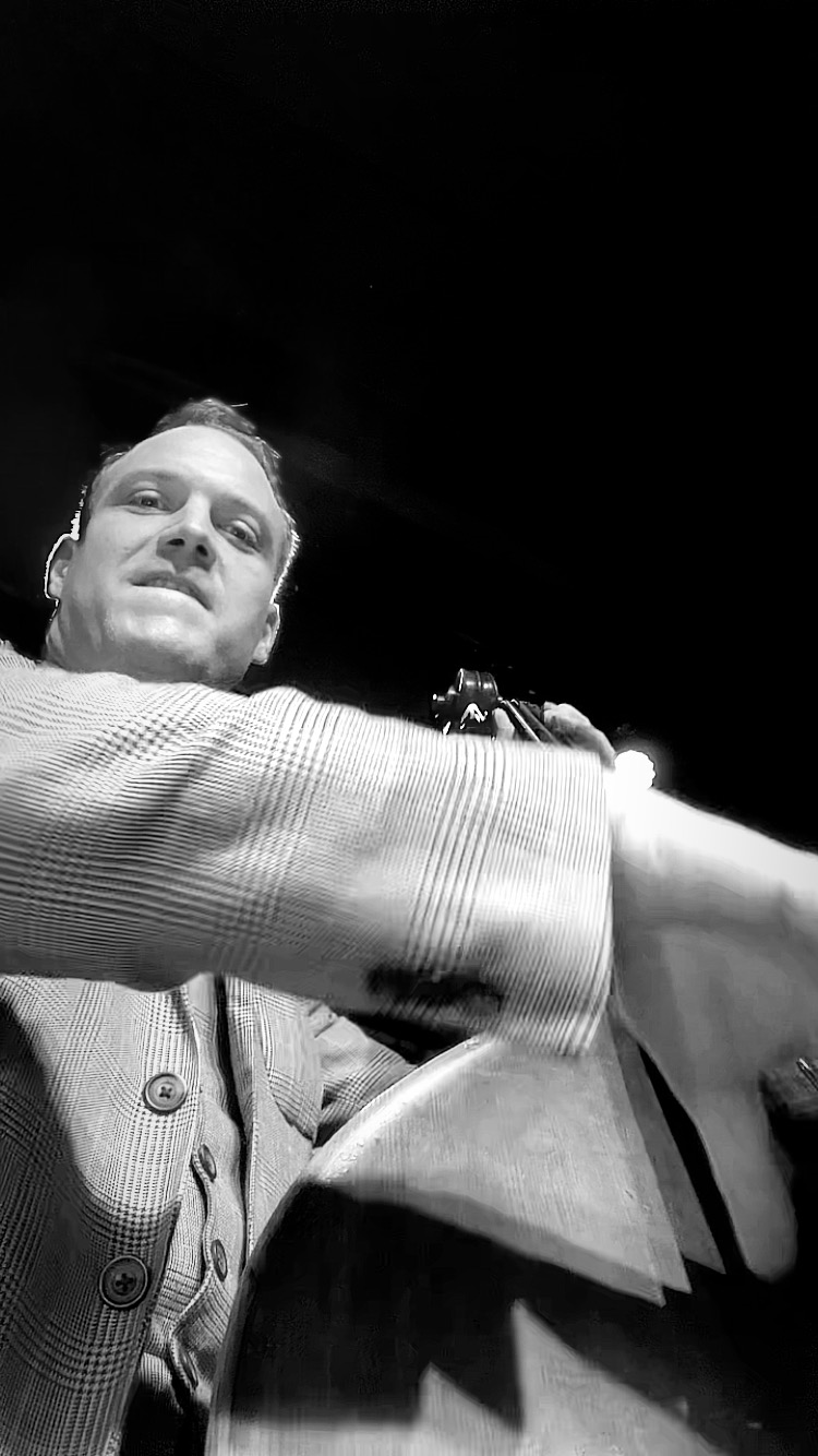 Beginning of Duke Ellington’s “Jack the Bear” recently with the Big Five in Basel at Jitterbugs Delight. It’s a great Jimmy Blanton bass feature and always fun to play!
@thebigfivejazzberlin
@baseljitterbugs
#swing #hotjazz #walkingbass #doublebass
#1930s #vintagefashion, #stringbass #gutstringbass #oldtimes #vintageberlin #vintage #30sfashion #music #bass #jazz #jazzmusic #thebigfiveberlin #Berlin #basssolo