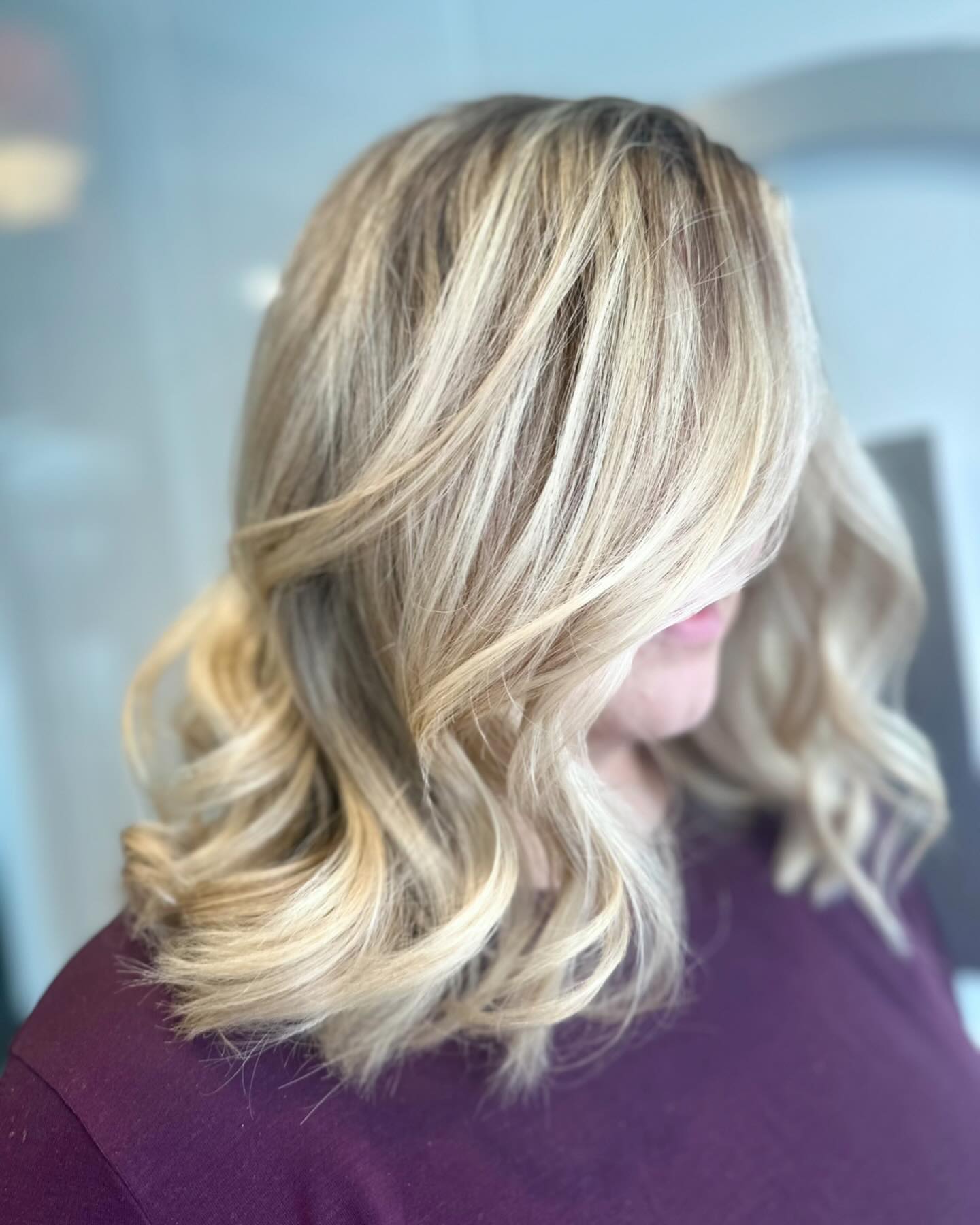 Who says you have to go darker in the winter? 🤷♀️😍
#raleighblonde #raleighbalayage #919hair #raleighhairstylist #raleighhair #raleighhighlights #raleighextensions #trianglehair