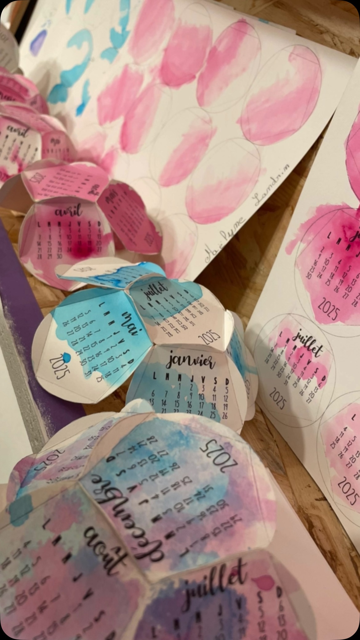 Calendrier 2025 à l’aquarelle liquide.
.
#urbafab #loisircreatif #activitemanuelle #stage #diy #pourvous #paperworking #aquarelle #pliagedepapier #marseillecreation #anniversaireenfant #atelierscréatifs