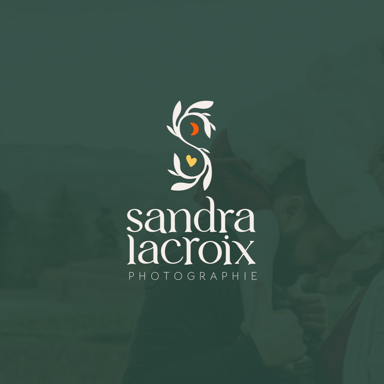 Une identité visuelle qui raconte une histoire, qui parle de celle qui l'incarne. Grâce à ce chouette métier je rencontre des personnes exceptionnelles et j'avoue, c'est peut-être ma partie préférée :) Merci @sandralacroix.photographie pour ta confiance. #graphicdesign#graphisme #logo #identitevisuelle #graphistelyon