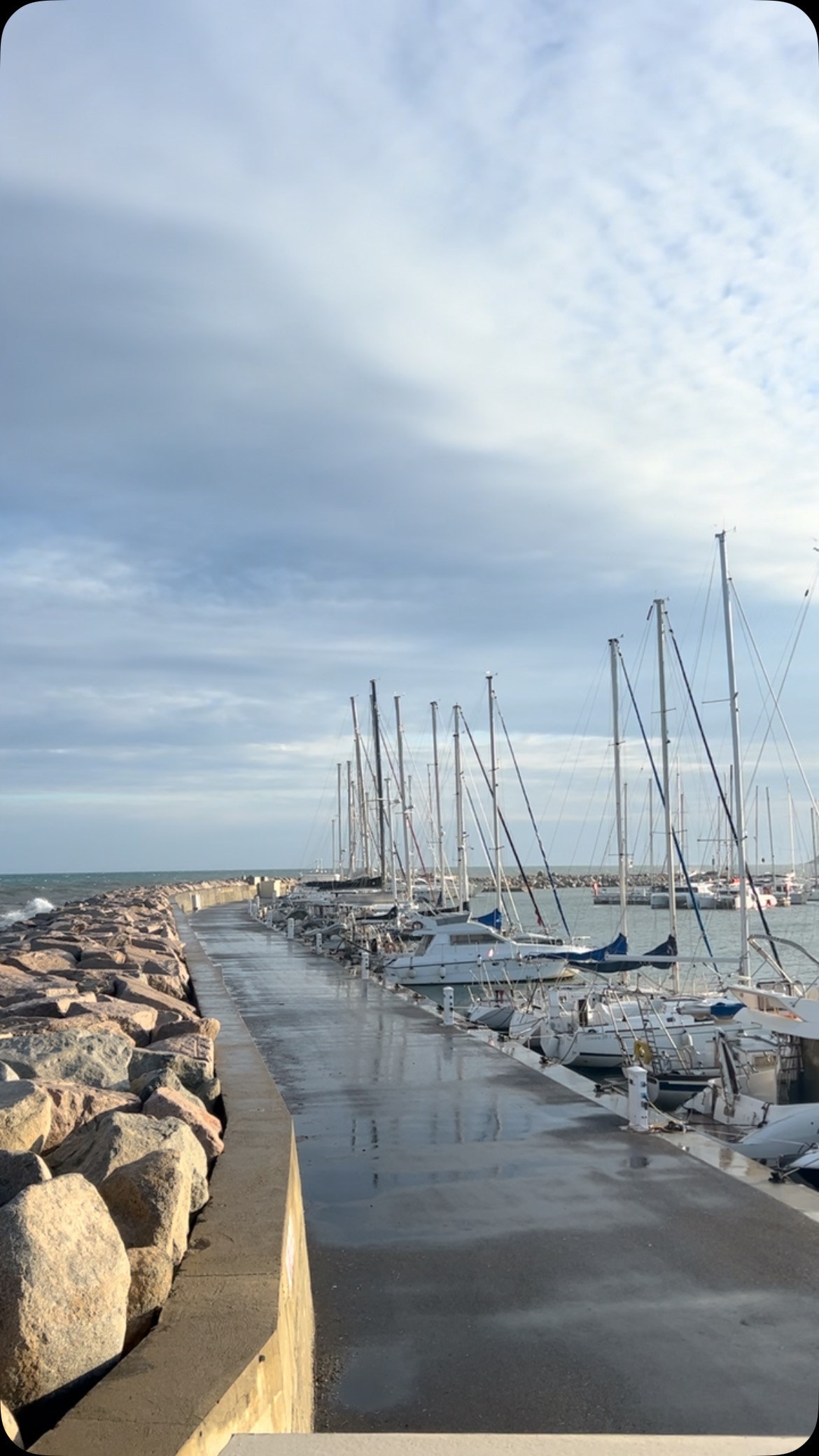 Avis de vagues-submersion ce week-end
Navigateurs et propriĂ©taires de bateaux, restez vigilants ! đš La Corse-du-Sud est placĂ©e en vigilance Jaune pour vagues-submersion ce week-end đ
Nous vous invitons Ă :
â
Vérifiez vos amarres et doublez-les si nécessaire.
â
Assurez-vous que tout ce qui peut ĂȘtre emportĂ© par le vent est bien sĂ©curisĂ© (tauds, objets sur le pont, etc.).
â
Surveillez la météo réguliÚrement et adaptez vos précautions.
đ© NâhĂ©sitez pas Ă partager ce message pour informer les autres plaisanciers !