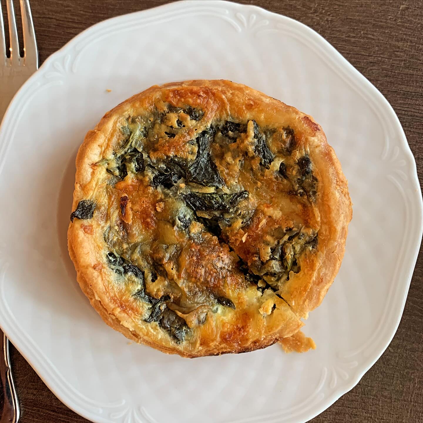 La traditionnelle soupe de légumes d'hiver, et un petit ramequin aux épinard, c'est le sympathique lunch dont j'ai profité chez mon amie Carole dans sa boulangerie-chocolaterie Merigonde, dans le quartier de Varembé à Genève (vers les Nations Unies !) Je vous dis pas le dessert... une tartelette choco-passion... C'était littéralement orgasmique 🫣🥰🥰. Un petit plaisir de temps en tant, c'est important 🤗🤗
.
.
#BonAppetit !
.
Pensez à ENREGISTRER ce post pour vous inspirer plus tard ☺️ et vous abonner bien sûr 🥂
.
+ de 170 recettes et astuces sur
www.delicieuxsanssucre.com
Ou lien cliquable dans ma bio @delicieuxsanssucre
.
Créez VOTRE MODE D'ALIMENTATION sur mesure 🎁🎁 avec le programme TAPAS :
Un programme de folaï pour vous guider vers une alimentation saine, gourmande et durable en 8 modules ultra-pratiques !
.
.
#Transformezvotrealimentation
#MangerMieux #MieuxManger #Alimentation #AlimentationSaine #Flexitarien #FaitMaison #DansMonAssiette #MangerSain #MangerSainement #cestropbon #EquilibreAlimentaire #ReequilibrageAlimentaire #DelicieuxSansSucre #IgBas #IndexGlycemiqueBas #RegimeIgBas #miam #miamMiam #VraimentSain #SansGluten #gourmand #Bio
#legumesdesaison