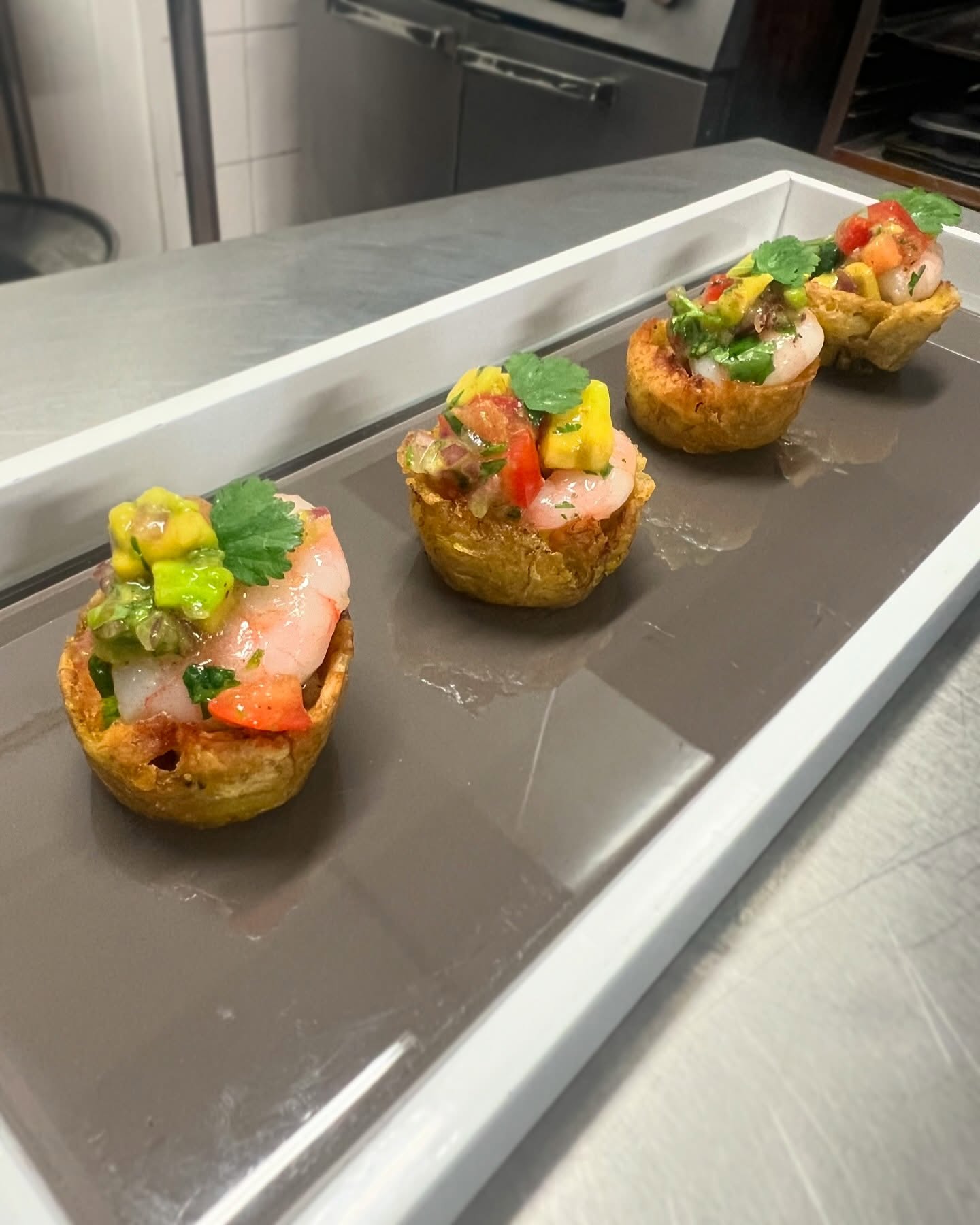 Plantain cups with prawns and guacamole.
#WeddingTasting ✨