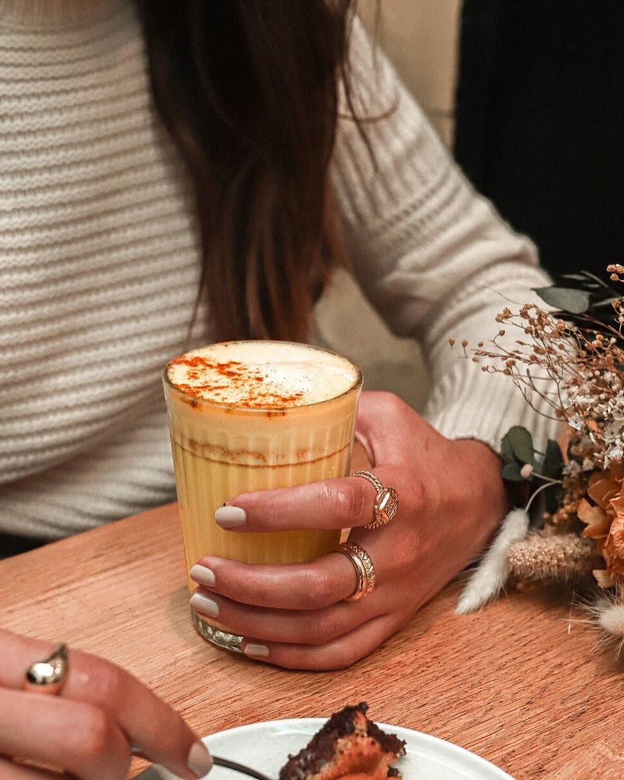 Chaleur et réconfort dans chaque tasse ☕❄️ Venez affronter l’hiver en douceur avec nos boissons chaudes maison, préparées avec amour pour réchauffer vos journées glacées. ✨ #HiverGourmand #CoffeeLovers #culotteecafe #faitmaison #coffeeshopparis