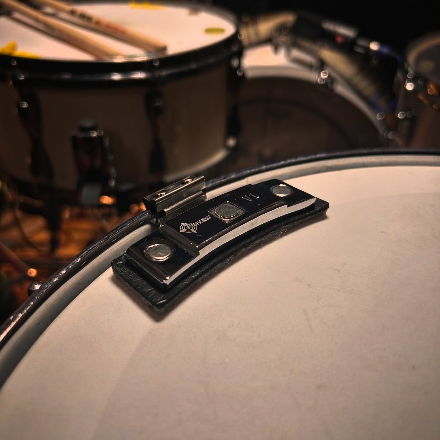 Well whooooosh 🙂↔️
The folks over at @snareweight were very kind to send over one of their new (vegan!) V1’s, and after having a few sessions with it, it kind of is a must on my snare now.
So thanks for that, guys 🙄😜
#drummer #sessiondrummer #londonmusician #snareweight #londonmusic #drummerinlondon #soundsfrommyattic #remoterecording #remotedrumtracks #remotedrumrecording