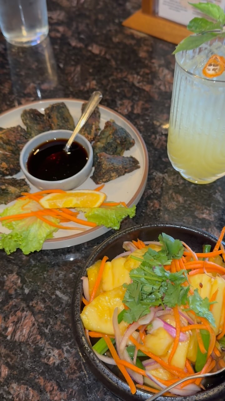 ‼️Fun Fact‼️ Our Chef/Owner (also my big sis) is a classically trained chef that has worked for well known restaurateurs around town. Kaosamai’s Seasonal Menu is where she gets to experiment outside of classic Thai fare.
Pictured here is the Leek Cake, Pineapple Salad, Kumquat Basil Limeade, and the Sai Oua Burger, which is based off of our mom’s recipe 🧡
#eaterseattle #seattlehappyhour #seattlebar