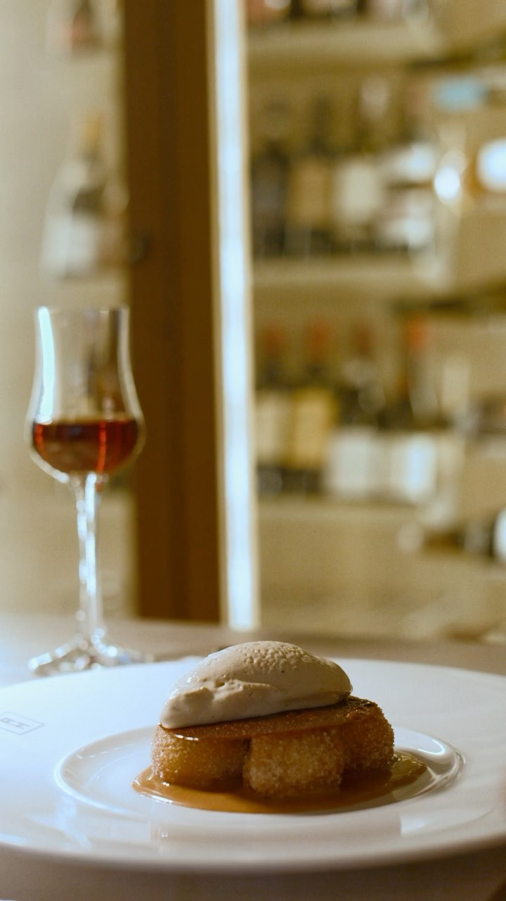 Pufīgi kardamona virtuļi, ruma karamele, kraukšķīgs tumšās šokolādes cepums un maigs tonka pupiņas saldējums - jaunais saldēdiens no restorāna vakariņu ēdienkartes.
Bagātīgs, garšu un tekstūru pilns, tas tā vien piestāv ziemīgam vakaram, sildoties mājīgās iekštelpās pēc dienas svaigā gaisā.
#annashotel #annashotelspa #annasrestoranskannas #finedining #cardamon #restoranskannas #gaujanationalpark