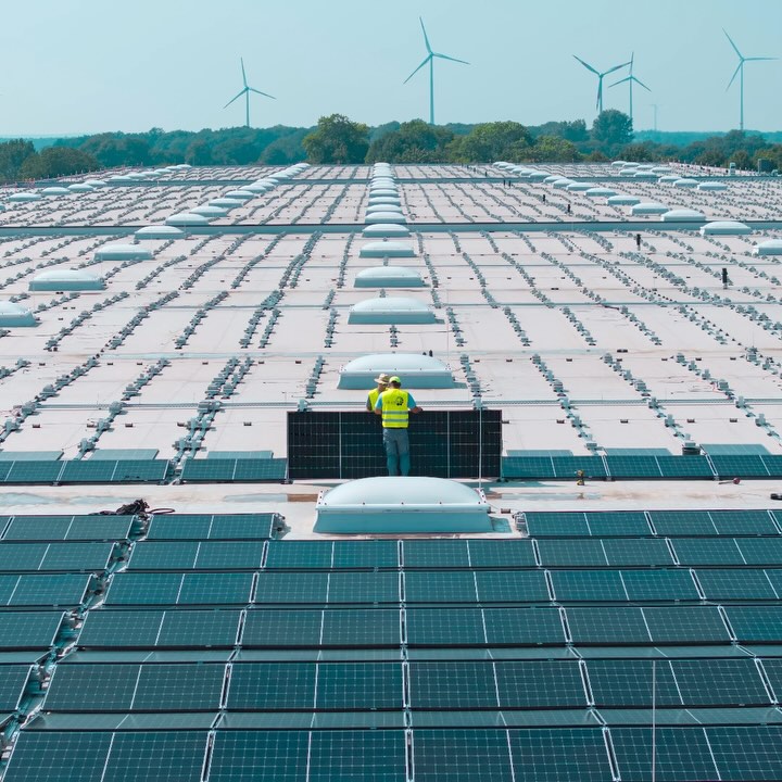 Dieses wunderschöne Ost-West-Projekt müssen wir euch unbedingt vorstellen! Es handelt sich um eine 4,2 MW PV-Anlage mit insgesamt 9.360 verbauten Modulen in Coesfeld. Verbaut wurde hier unsere bewährte Unterkonstruktion IROC®OW3 in einem 10 Grad Aufständerungswinkel. Ein herzliches Dankeschön und viele Grüße gehen raus an unseren Partner @sksolarenergygmbh für die hervorragende Arbeit und ein wirklich gelungenes Flachdachprojekt!
#photovoltaik #photovoltaic #solar #handwerk #elektriker #pvmodule #elektroinstallation #elektrotechnik #bauherren #erneuerbareenergie #nachhaltigkeit #sonnenenergie #energie #energy #pv #strom #solarenergy #pvanlage #solarpower #solaranlage #solarpanels #solarsystem #solarmodule #greenenergy #renewableenergy #pvmontagesystem #solarmountingsystem #bksolarezukunft #bksolarsystem