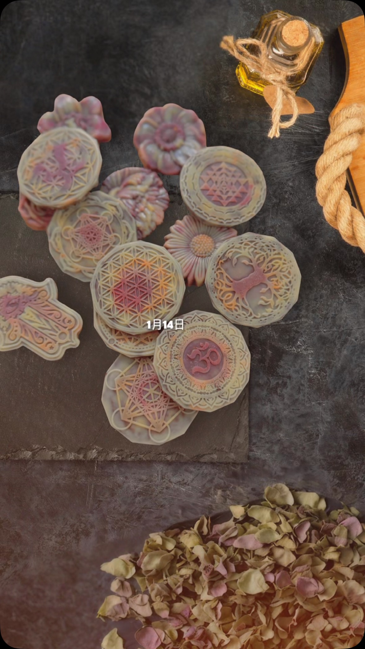 〜 𝑴𝒐𝒐𝒏 𝑯𝒆𝒂𝒍𝒊𝒏𝒈 𝑬𝒏𝒆𝒓𝒈𝒚 〜
月の癒しのエネルギー
2025年はじめての「光のRawチョコレート」
今年はヒーリングチョコレートを
さらに進化させて
より受け取っていただきやすくしていきます♡
また追ってご連絡していきますので
お楽しみに⢀ஐ
༅྿࿇྿࿔࿒࿇྿࿔࿒࿇྿࿔࿒࿇༅྿࿇
1月14日 7:27
かに座 満月◯
༅྿࿇྿࿔࿒࿇྿࿔࿒࿇྿࿔࿒࿇༅྿࿇
𓃬 ウルフムーンの
ヒーリングローチョコレート𓃻
かに座の満月は、
「内なる愛と安心感」
をテーマにしています。
このエネルギーは、
第2チャクラと第4チャクラに強く影響を与えます。
満月の浄化エネルギーをつかって
魂の深い部分の解放と
新たな気づきのエネルギーを受け取ってください。
愛情を癒すことにより、
より深く大切な絆を深めることができます。
今回のヒーリングローチョコレートには、
❉ ローズ
❉ ローズヒップ
❉ルイボス
そしてかに座満月のエネルギーをしっかりと
込めております。
一口食べるごとに、
体だけでなく心もじんわりと癒され、
満ち足りた感覚を感じられるチョコレートとなっております。
【おすすめの楽しみ方】
1. 静かな時間をつくり、一息つきながら召し上がってください。
2. 食べる前に「光を受け取ります」と心の中で唱えてみましょう。
3. 大切な人との時間や、満月の光を感じるひとときのお供にもどうぞ。
この満月のエネルギーが、あなたの心に安らぎと幸せを運びますように✨ ✧
º· .•*¨✼ºᵒ••ᵒº° ˚°ºᵒ••ᵒº.✼¨*•.* ゚
次回は
1月29日 21:36
水瓶座の新月 ☽
《光のRawチョコレート販売》
※お渡しは翌日以降となります。ご了承ください。
月の光に繋がって
魂を癒しと覚醒に導く『光のRawチョコレート』
月からのメッセージと
光のエネルギーを降ろしてチョコレートをおつくりします。
出来上がったチョコレートは
次の月の変容まで
あなたに癒しと愛のエネルギーを与えてくれます⢀⠜༶
▤ ▥ ▦ ▧ ▤ ▥ ▦ ▧ ▤
◯光のRawチョコレートBox 1,500円
チョコレート購入希望の方は
新月または満月前日までにご予約をお願いします。
☾上限に達し次第、締め切らさせていただきます。
その時々の月の光
どうぞ必要な時にリラックスして
お受け取りください❤︎︎
(フレーバーはその時のエネルギーにより変わります。気になる方は事前にお問い合わせください)
༅྿࿇྿࿔࿒࿇྿࿔࿒࿇྿࿔࿒࿇༅྿࿇
《1月スケジュール》
15、18、27日 お休み
14、16〜17、20、22〜24、29〜31日
スピリチュアルカウンセリング
21日 ドラゴンクリスタルチャネリング講座
26、28日
発酵×Raw× ハーブ
チョコレートケーキ レッスン
上記日程以外で
ロースイーツのレッスン、
スピリチュアルセッション受付中♪
(土日祝日も予約可、オンライン可)
*・゚゚・*:.。..。.:*・゚゚・*:.。. .。.:**・゚゚・*:.。..。.:*・゚゚・*:.。.
《𝚕𝚘𝚑𝚊𝚜𝚃𝙸𝙲 𝚜𝚠𝚎𝚎𝚝𝚜》
ロースイーツ/花おはぎ/ベビー教室/スピリチュアル
お友達登録をしていただいた方には
スピリチュアルメニューより
★ご案内の価格より
¥𝟷,𝟶𝟶𝟶円引き(初回のみ)
𝙻𝙸𝙽𝙴アカウント𝙸𝙳は↓↓↓↓
@𝟹𝟽𝟼𝚚𝚞𝚟𝚕𝚒
教室アカウントは
@lohastic
#ローチョコレート #RawChocolate #アロマチョコ #ハーブチョコ #光のローチョコ #光のRawチョコ #スピリチュアルチョコ #ヒーリングチョコ #HealingChocolate #高波動チョコレート #ヴィーガンチョコレート #VeganChocolate #ローチョコ販売 #スピリチュアルメッセージ #満月メッセージ #新月メッセージ #宇宙メッセージ #チョコレート瞑想 #プラントベース #動物性不使用 #白砂糖不使用 #植物療法 #フィトセラピー #Phytotherapy #オーガニック #Organic #Aroma #Herbs #spiritual #Highvibration