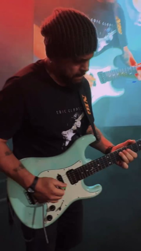 Timbre e pegada animal do nosso artista @teodornellas. Sensacional! 🎸🎶🔥
#teodornellas #nigmusic #nigstrings #cordasnig #solodeguitarra #guitarrista #guitarragospel