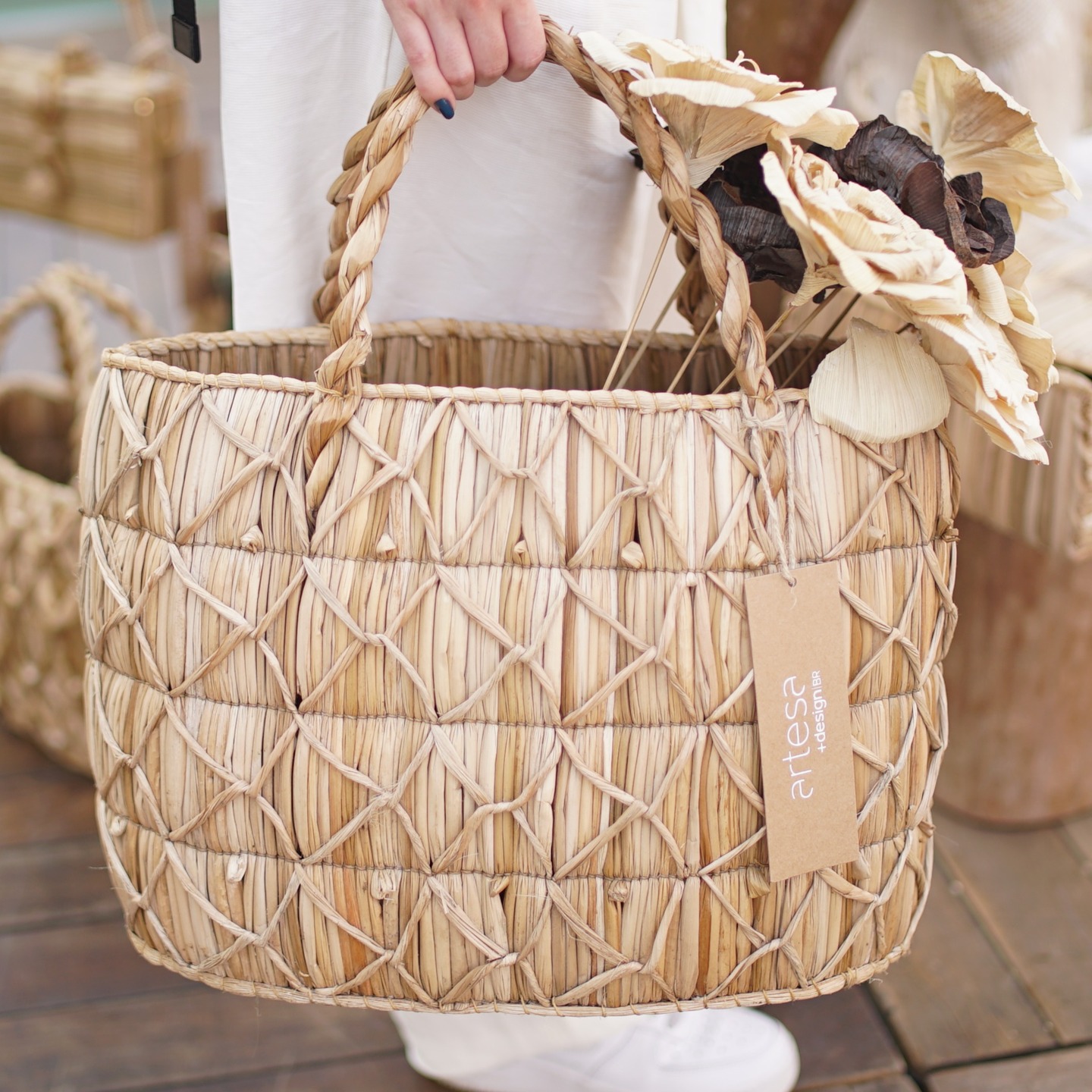 Versáteis e com propósito, as bolsas da Artesa são a escolha perfeita para curtir o verão. Desenvolvidas à mão com palha de taboa e alças de macramê, elas vão da praia à balada com estilo e versatilidade. Descubra no site ou pelo WhatsApp, através do link da bio! 💚