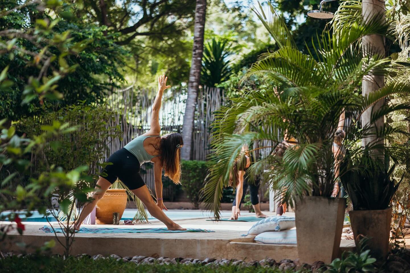 Back in London 🇬🇧
Back on the mat 🧘🏻♀️
Back with an energised bang ⚡️
I will be in London Monday lunchtime until Wednesday evenings now.
I have space in my diary for daytime adult movement & nourishment, pre/post natal yoga in the following slots;
Tuesday: 1-3:30pm
Wednesday: 11-3pm
After school slots are filled 🙏🏼
Thursday/Friday: Suffolk & online
Have a great week friends 🤩
📸 Gorgeous photos from my garden by @buluu.poppy 🇰🇪