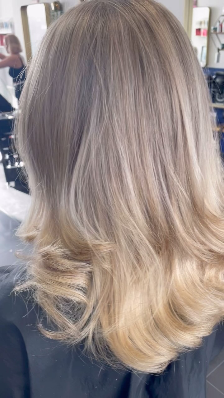 New Year freshen up!
Balayage, Cut & Blow Dry 💫
#bournemouth #dorset #hair #westbourne #hairsalon #hairlove #hairgoals