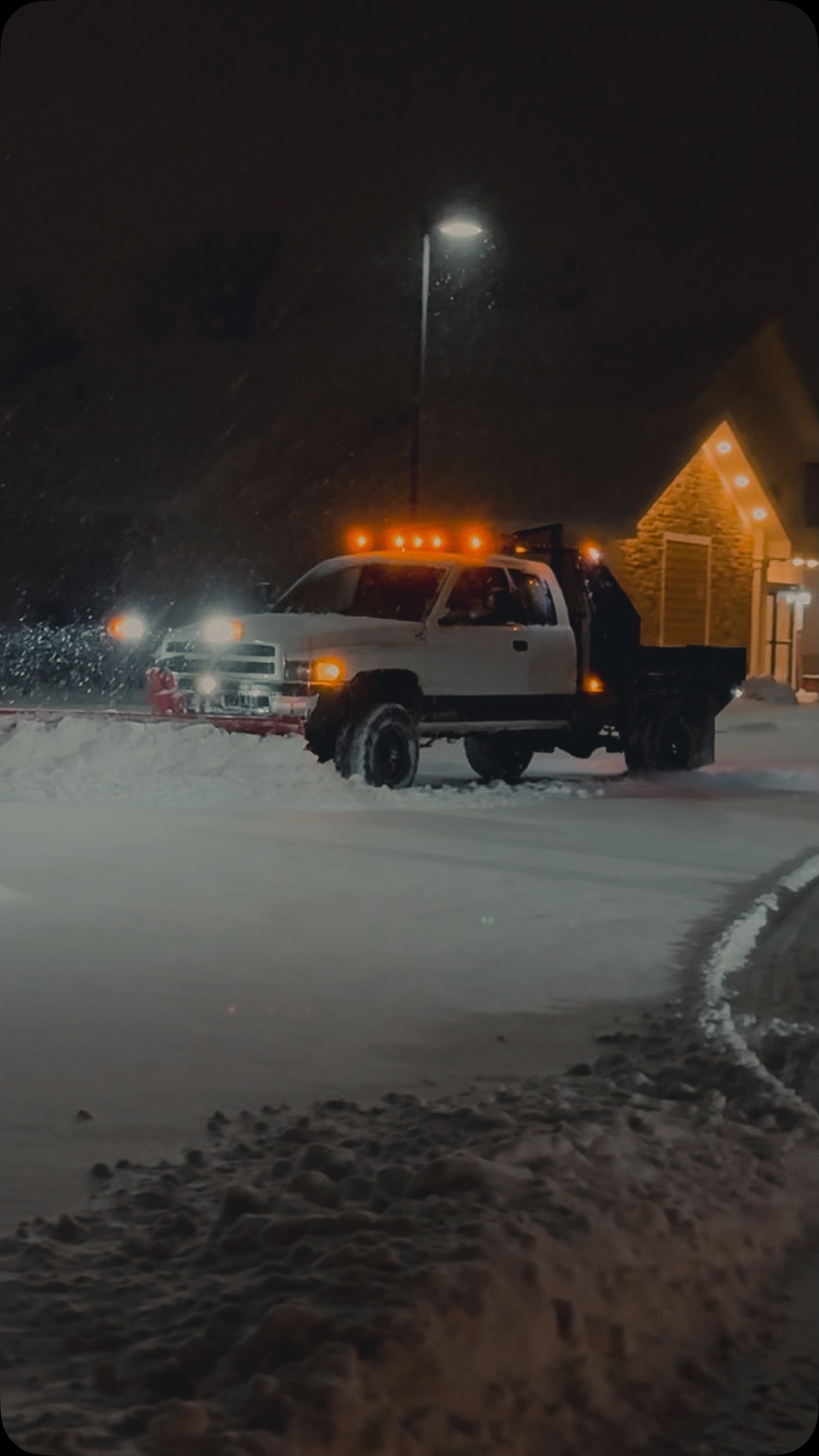 Clearing the way, one snowstorm at a time. 🌙❄️🚜🌨️
#SnowPlowing #WinterReady #snowplow #saltlife #snowplowinglife #snowwork #snowremoval #snowremovalequipment #winteriscoming #bossplow #snowwarrior #snowmanagement #snowandice #trucksofinstagram
